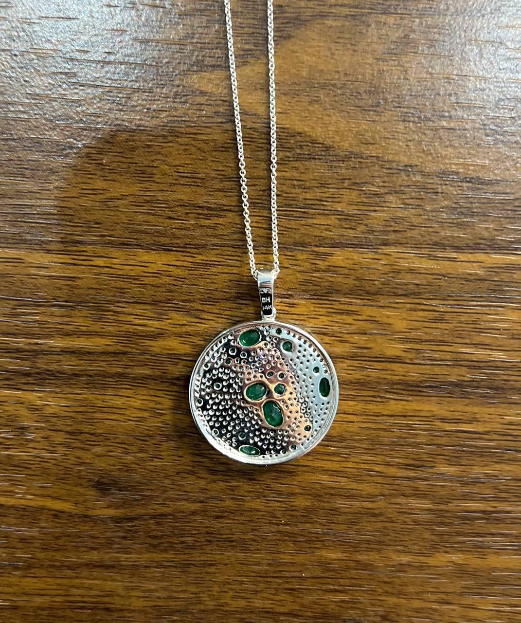 Collana con ciondolo in oro bianco 14K con smeraldo verde e diamanti bianchi a grappolo in vendita 3