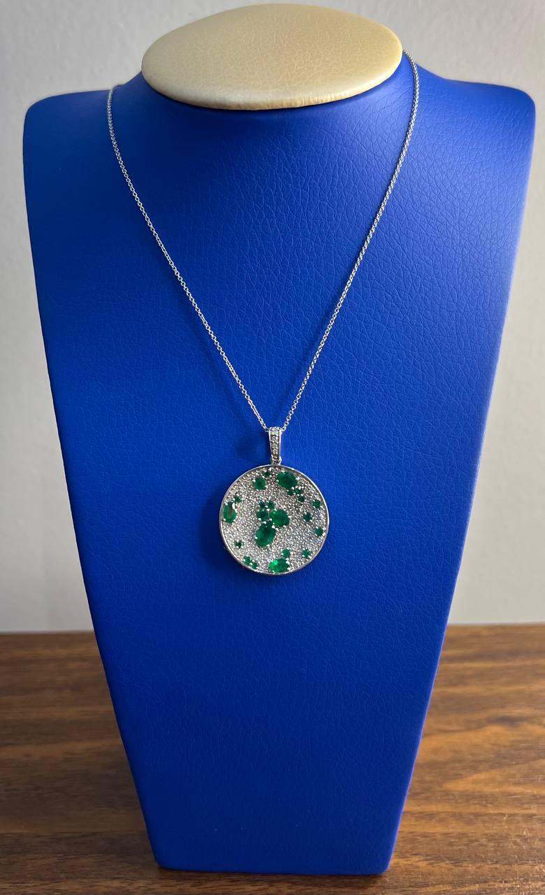 Collana con ciondolo in oro bianco 14K con smeraldo verde e diamanti bianchi a grappolo in vendita 4