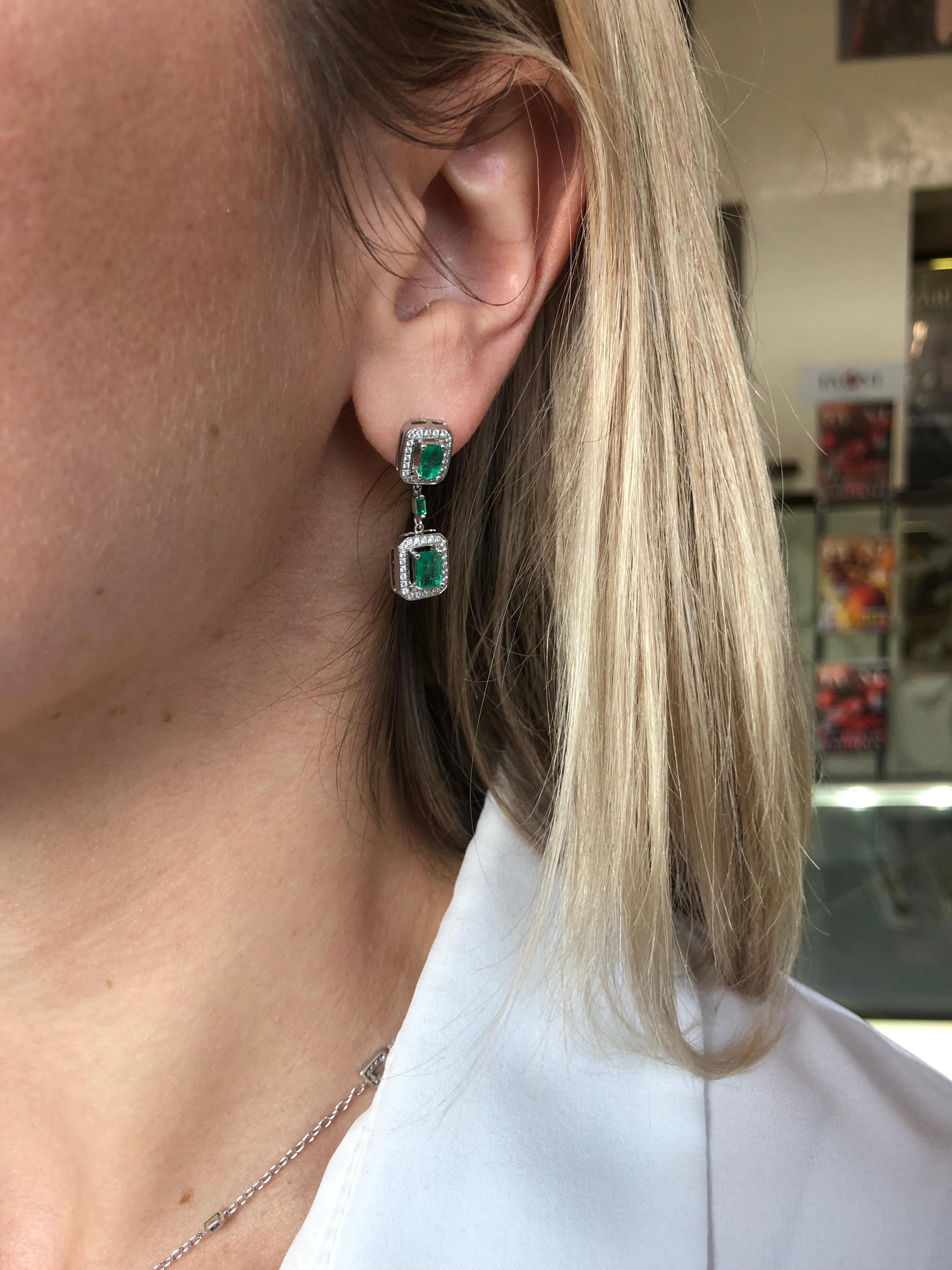 Green Emerald White Diamond White Gold Drop Dangle Earrings In New Condition For Sale In Montreux, CH