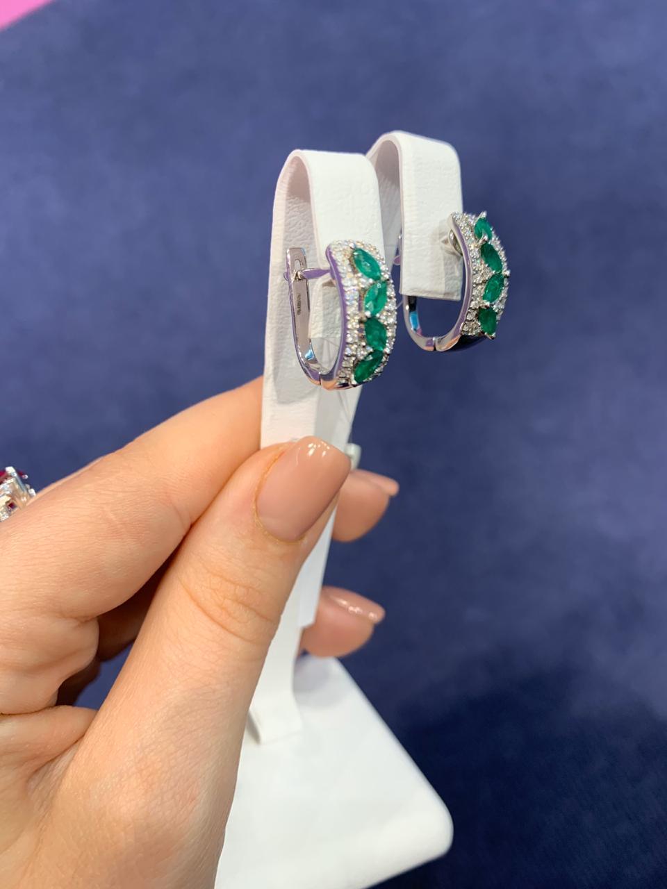 Moderne Boucles d'oreilles à levier modernes en or blanc avec émeraude verte et diamant blanc en vente