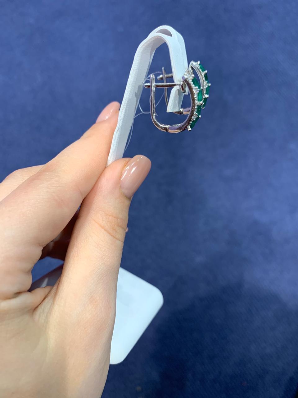 Taille ronde Boucles d'oreilles à levier modernes en or blanc avec émeraude verte et diamant blanc en vente