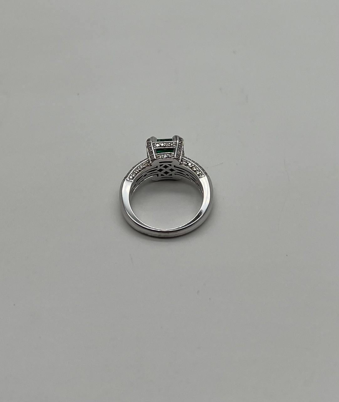 Green Emerald & White Diamonds Pave Set 14K White Gold Statement Unique Ring In New Condition For Sale In Oakton, VA