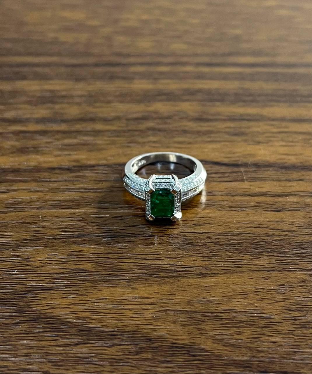 Women's Green Emerald & White Diamonds Pave Set 14K White Gold Statement Unique Ring For Sale