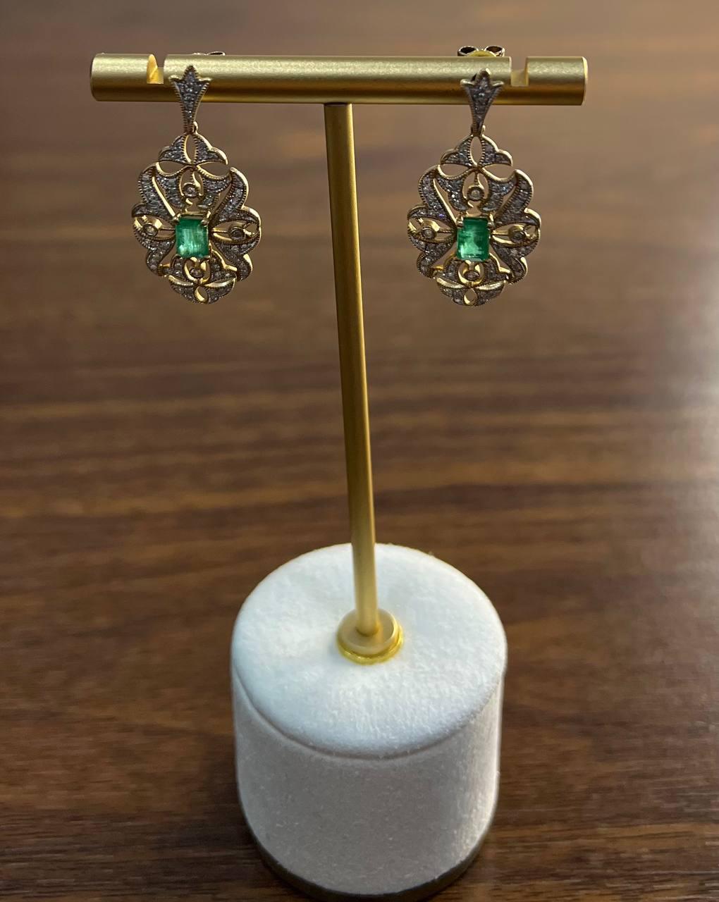 Orecchini a pergamena in oro giallo 14K con smeraldo verde e diamanti bianchi in vendita 5