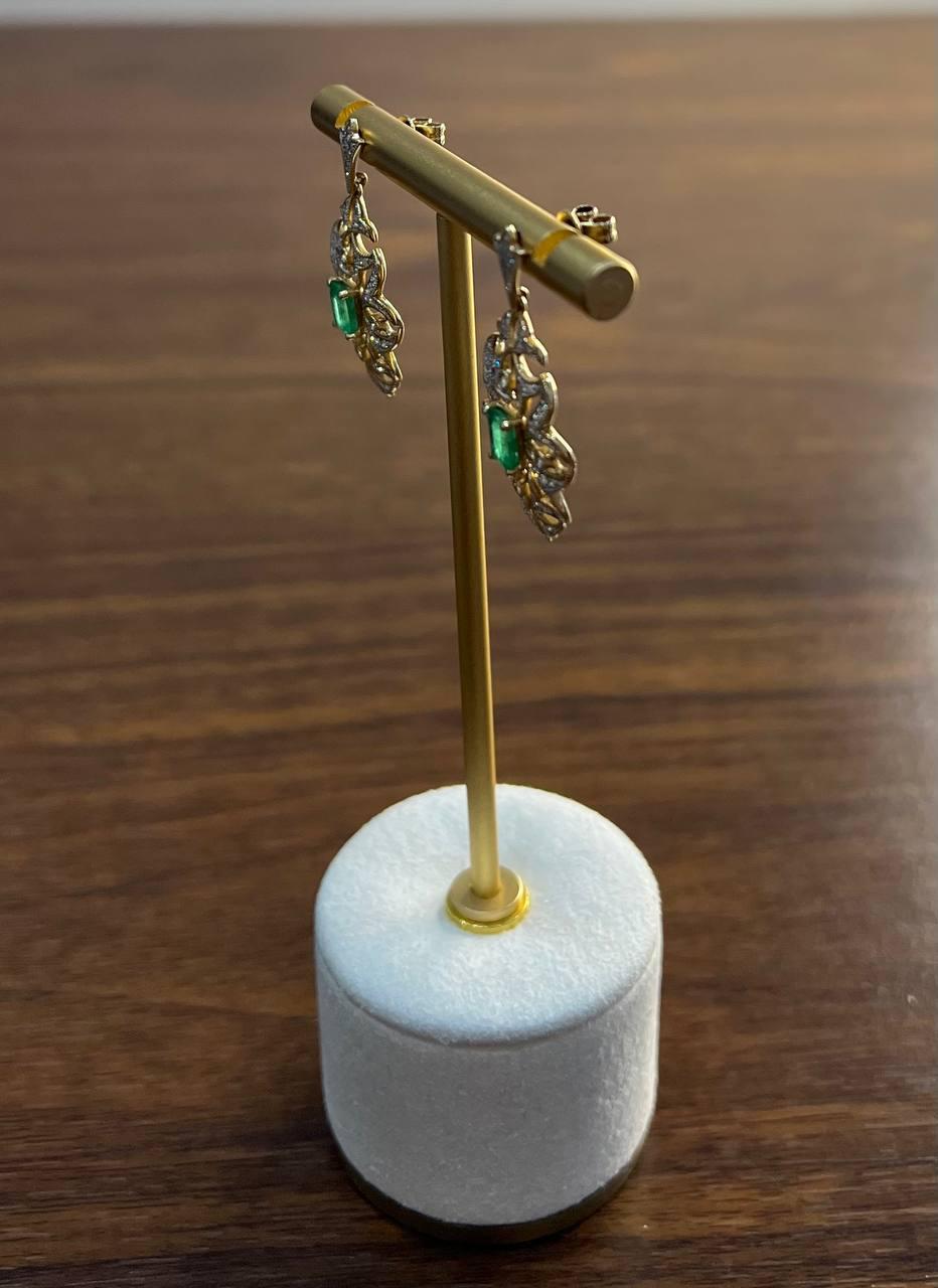 Orecchini a pergamena in oro giallo 14K con smeraldo verde e diamanti bianchi in vendita 6