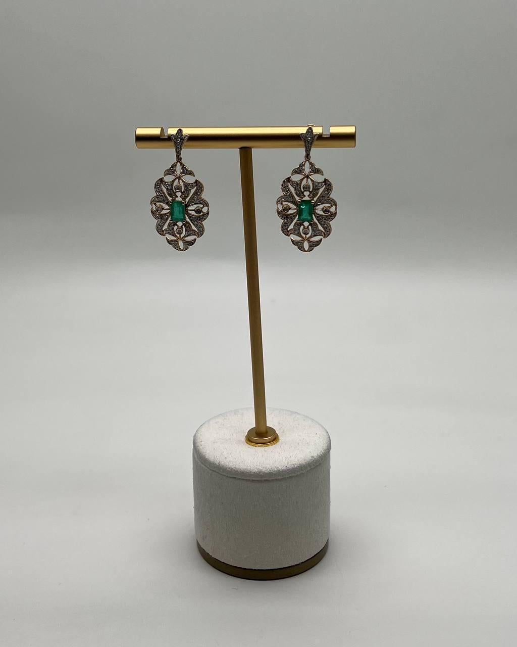 Taglio misto Orecchini a pergamena in oro giallo 14K con smeraldo verde e diamanti bianchi in vendita