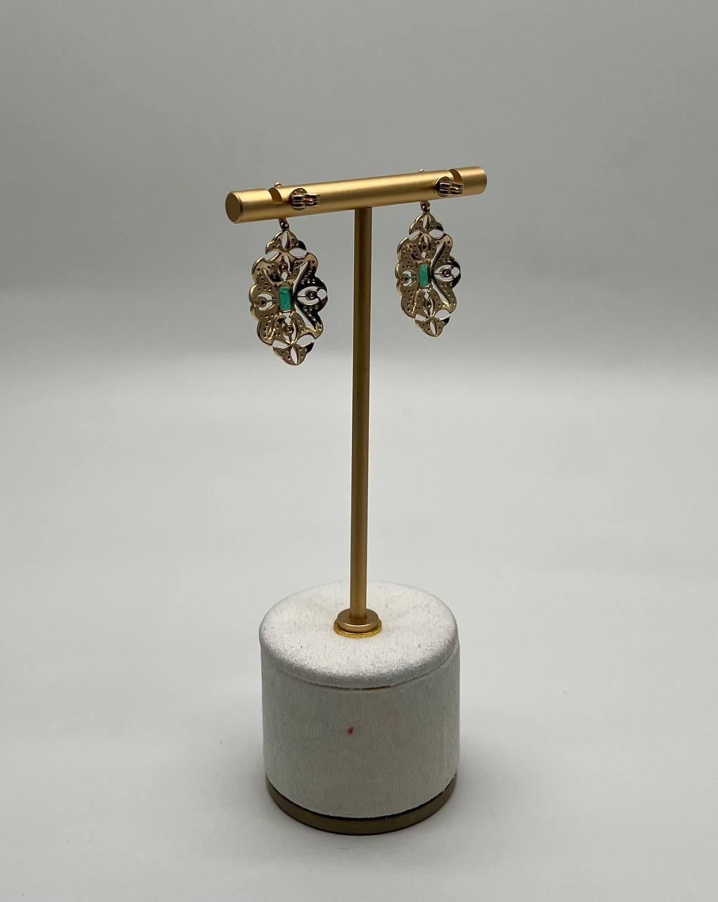 Donna Orecchini a pergamena in oro giallo 14K con smeraldo verde e diamanti bianchi in vendita