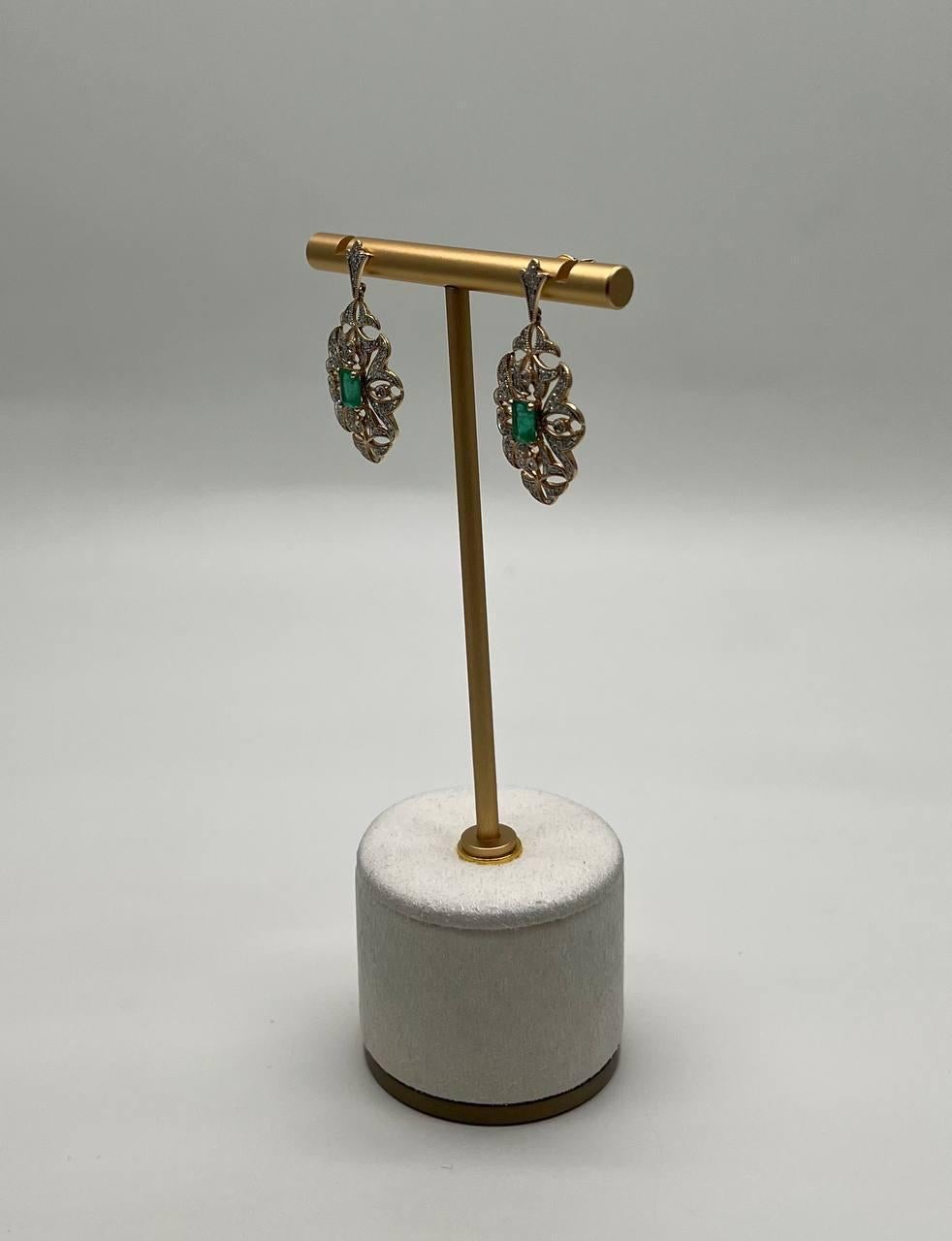 Orecchini a pergamena in oro giallo 14K con smeraldo verde e diamanti bianchi in vendita 1