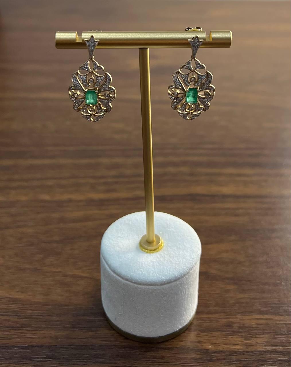 Orecchini a pergamena in oro giallo 14K con smeraldo verde e diamanti bianchi in vendita 2
