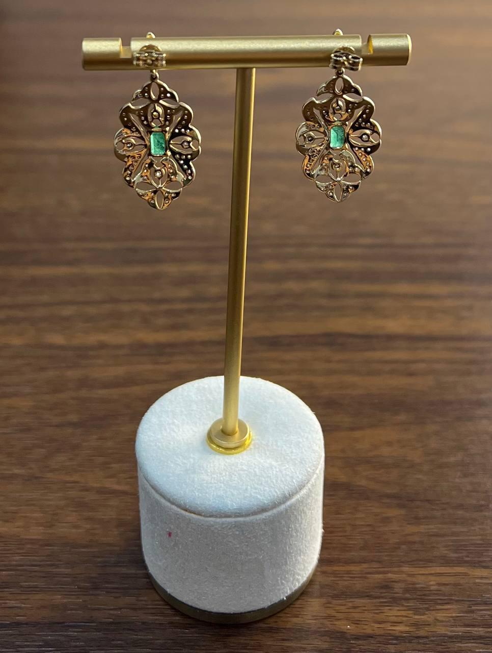 Orecchini a pergamena in oro giallo 14K con smeraldo verde e diamanti bianchi in vendita 3