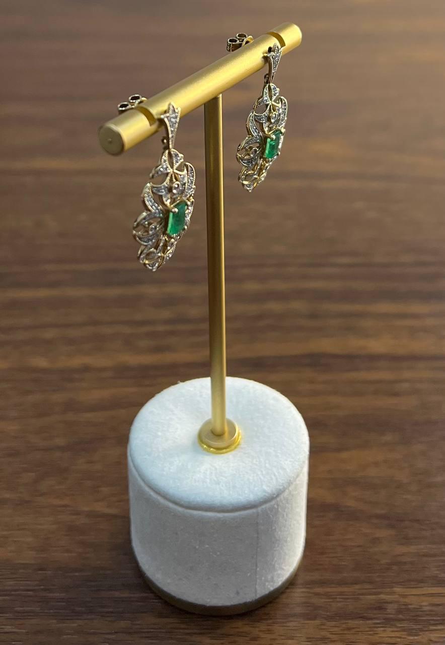 Orecchini a pergamena in oro giallo 14K con smeraldo verde e diamanti bianchi in vendita 4