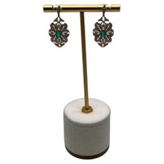 Statement-Ohrringe mit Schnörkeln aus 14 Karat Gelbgold mit grünem Smaragd und weißen Diamanten als Symbol