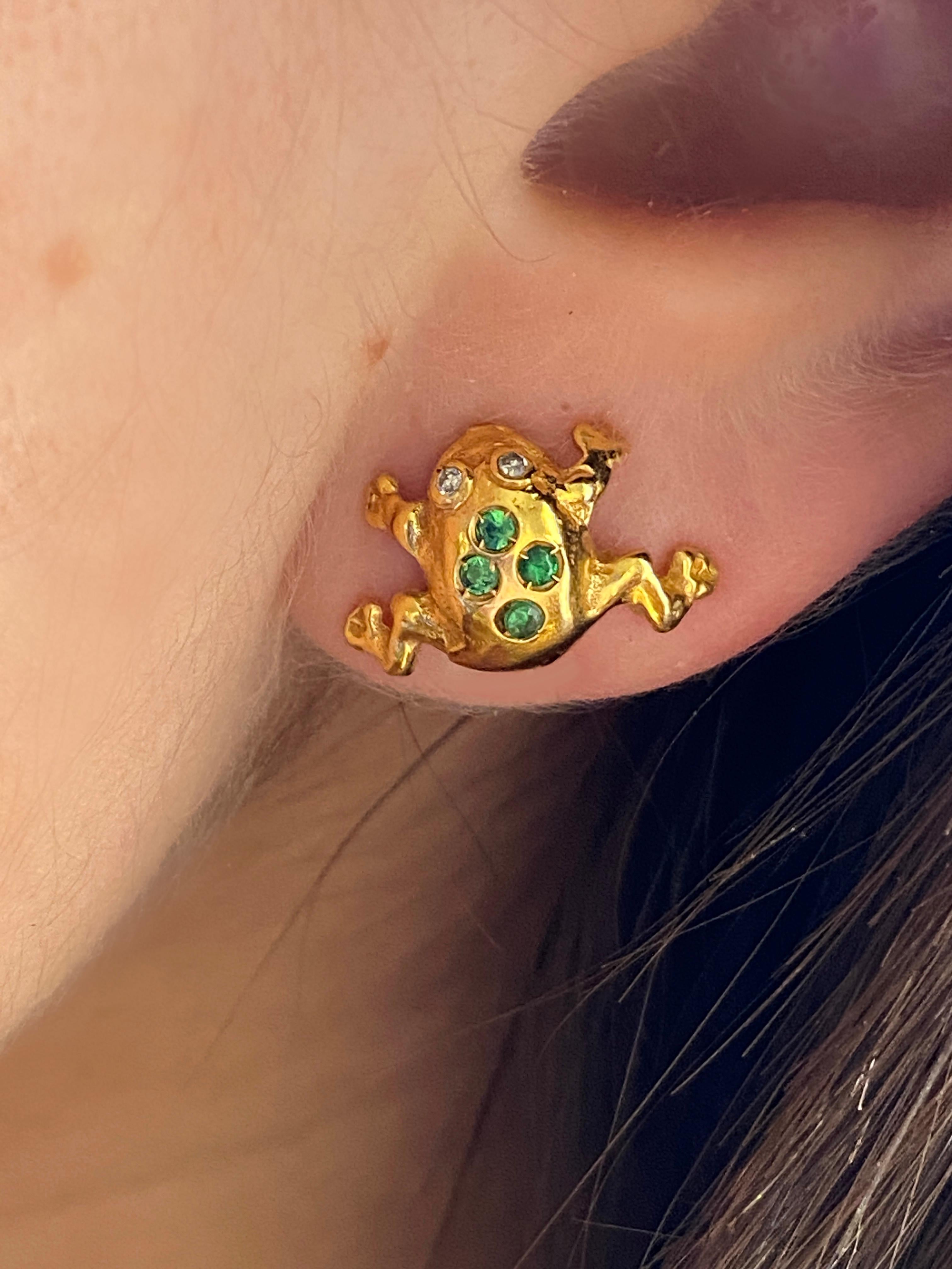 Diese Ohrstecker aus 18 Karat Gelbgold haben ein einzigartiges Design in Form von Fröschen mit Diamantenaugen und sind mit wunderschönen Smaragden verziert.
Diese in Italien von Rossella Ugolini handgefertigten Ohrringe sind ein perfektes Geschenk