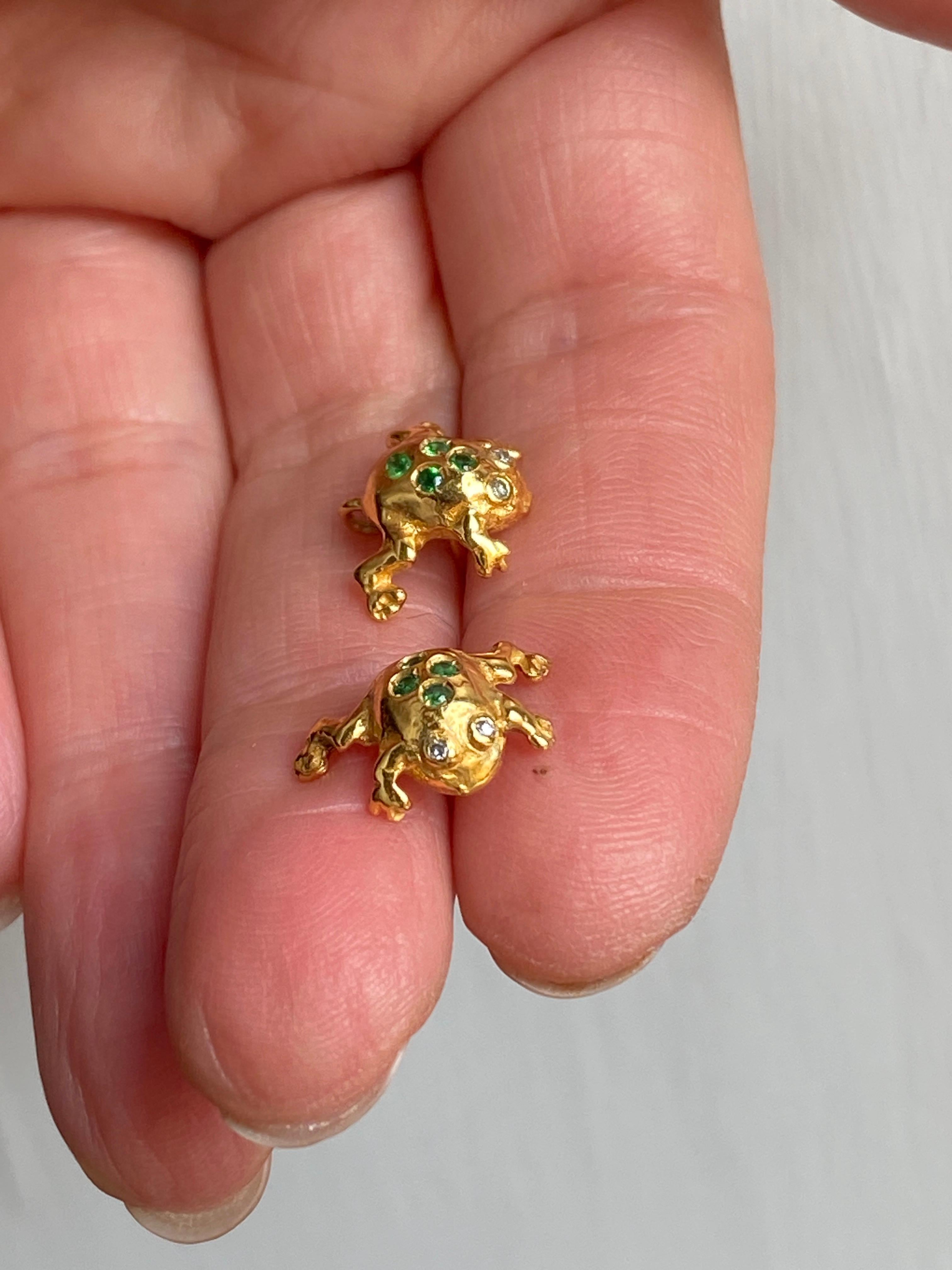 Grüne Smaragde und Diamanten 18k Gelbgold Handgefertigt in Italien Frosch-Ohrstecker (Brillantschliff) im Angebot