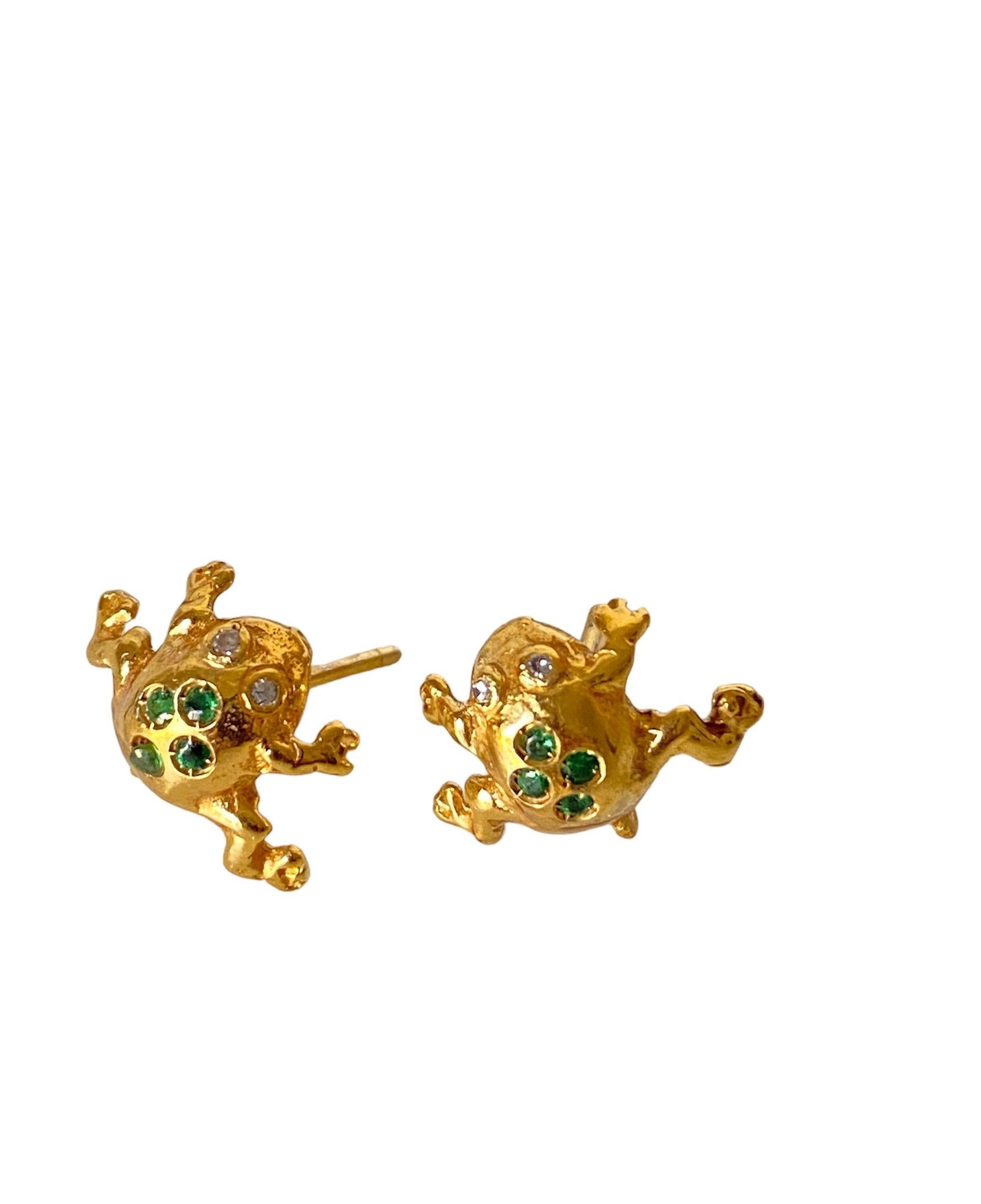 Green Emeralds Diamonds 18k Yellow Gold Handcrafted in Italy Frog Stud Earrings In New Condition For Sale In Rome, IT