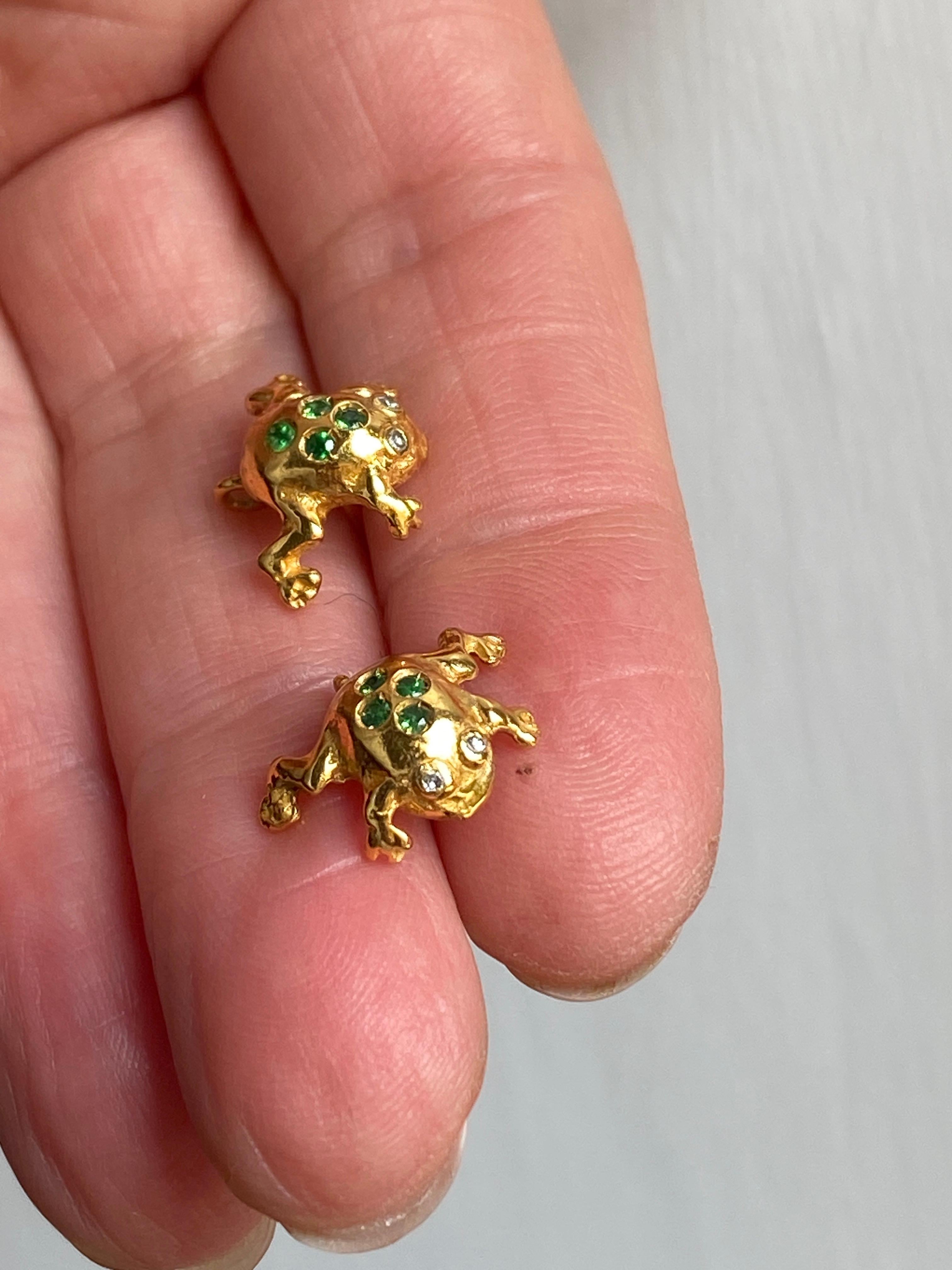 Women's or Men's Green Emeralds Diamonds 18k Yellow Gold Handcrafted in Italy Frog Stud Earrings For Sale