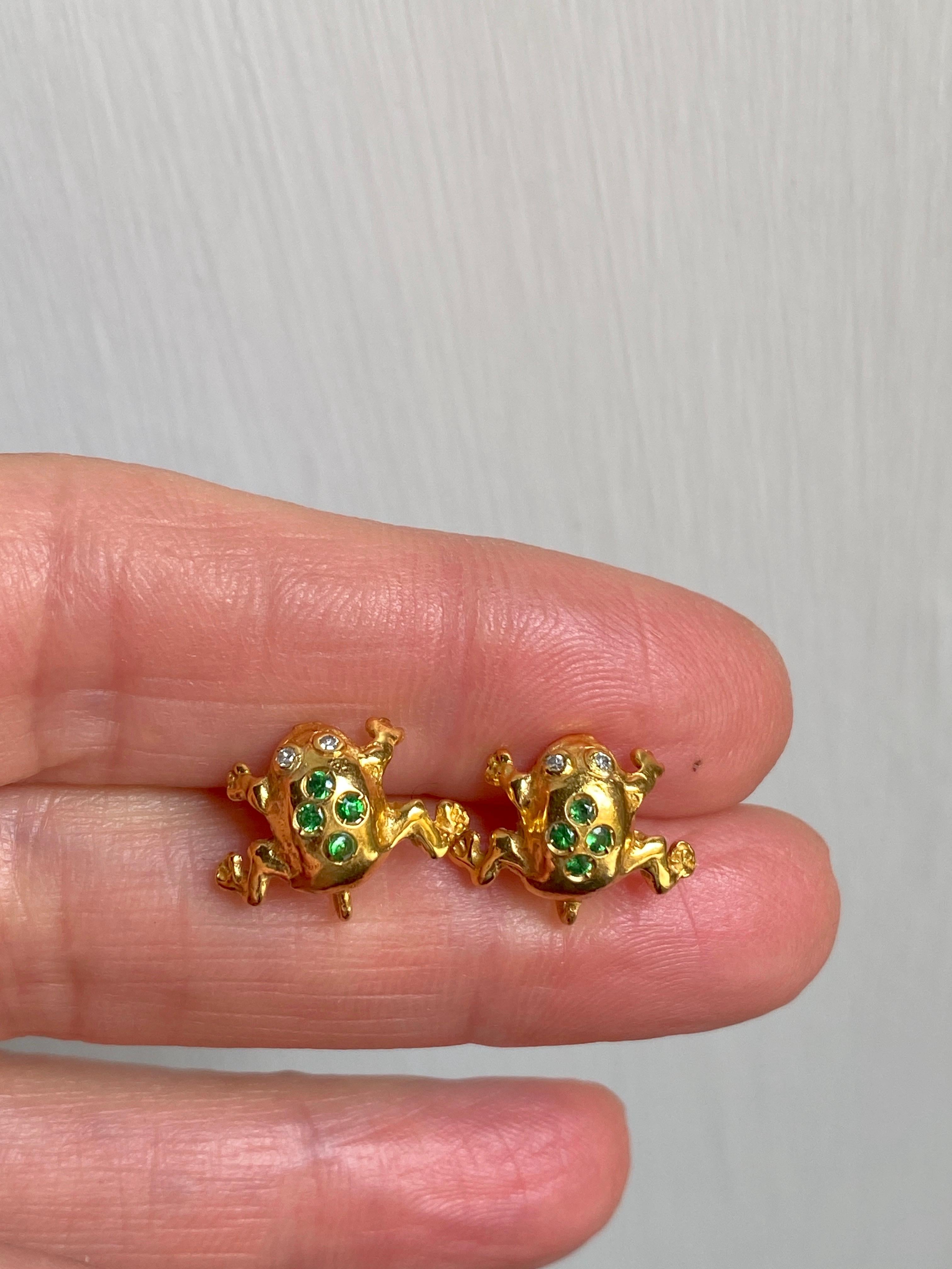 Grüne Smaragde und Diamanten 18k Gelbgold Handgefertigt in Italien Frosch-Ohrstecker im Angebot 2