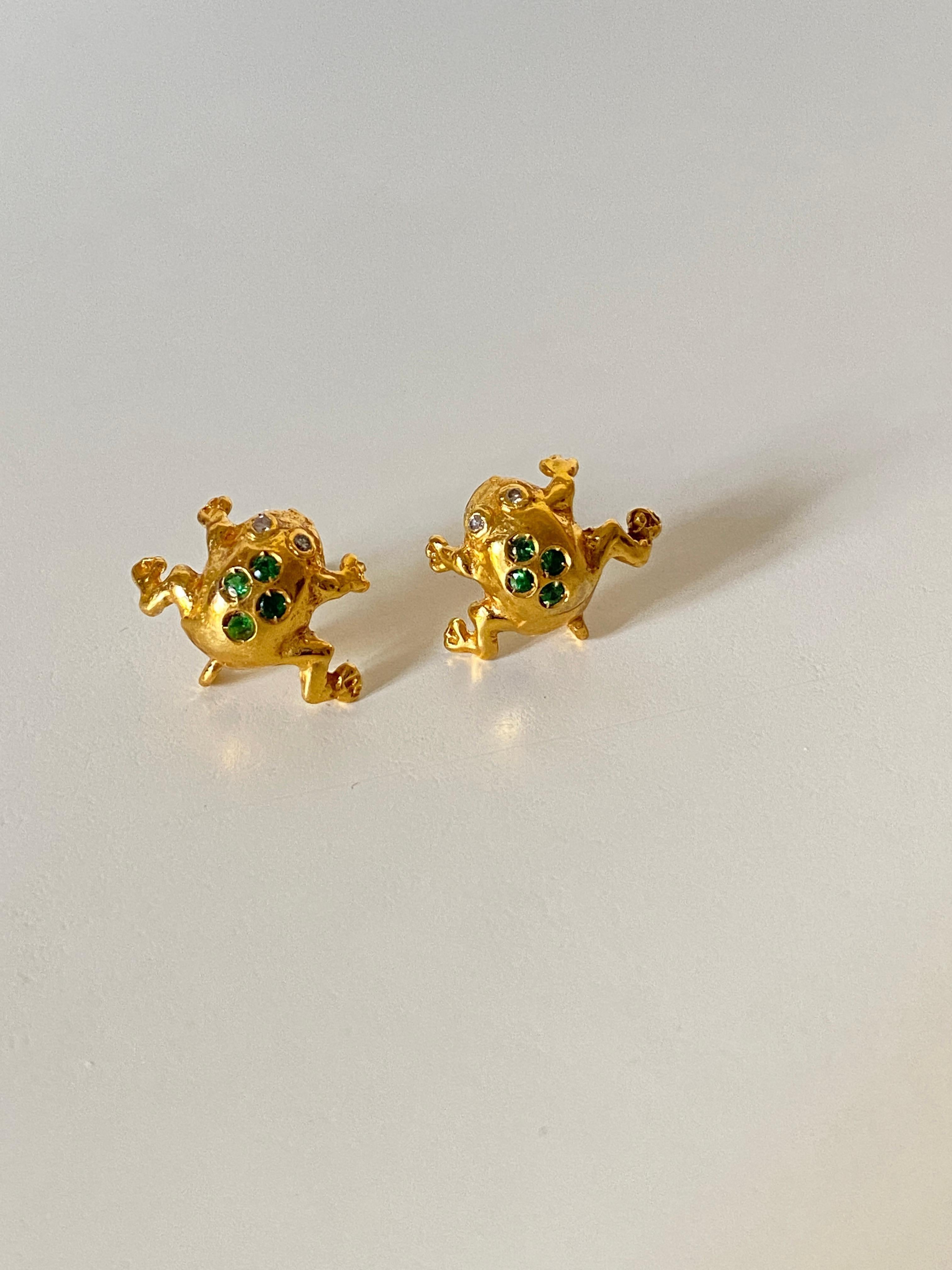 Grüne Smaragde und Diamanten 18k Gelbgold Handgefertigt in Italien Frosch-Ohrstecker im Angebot 3