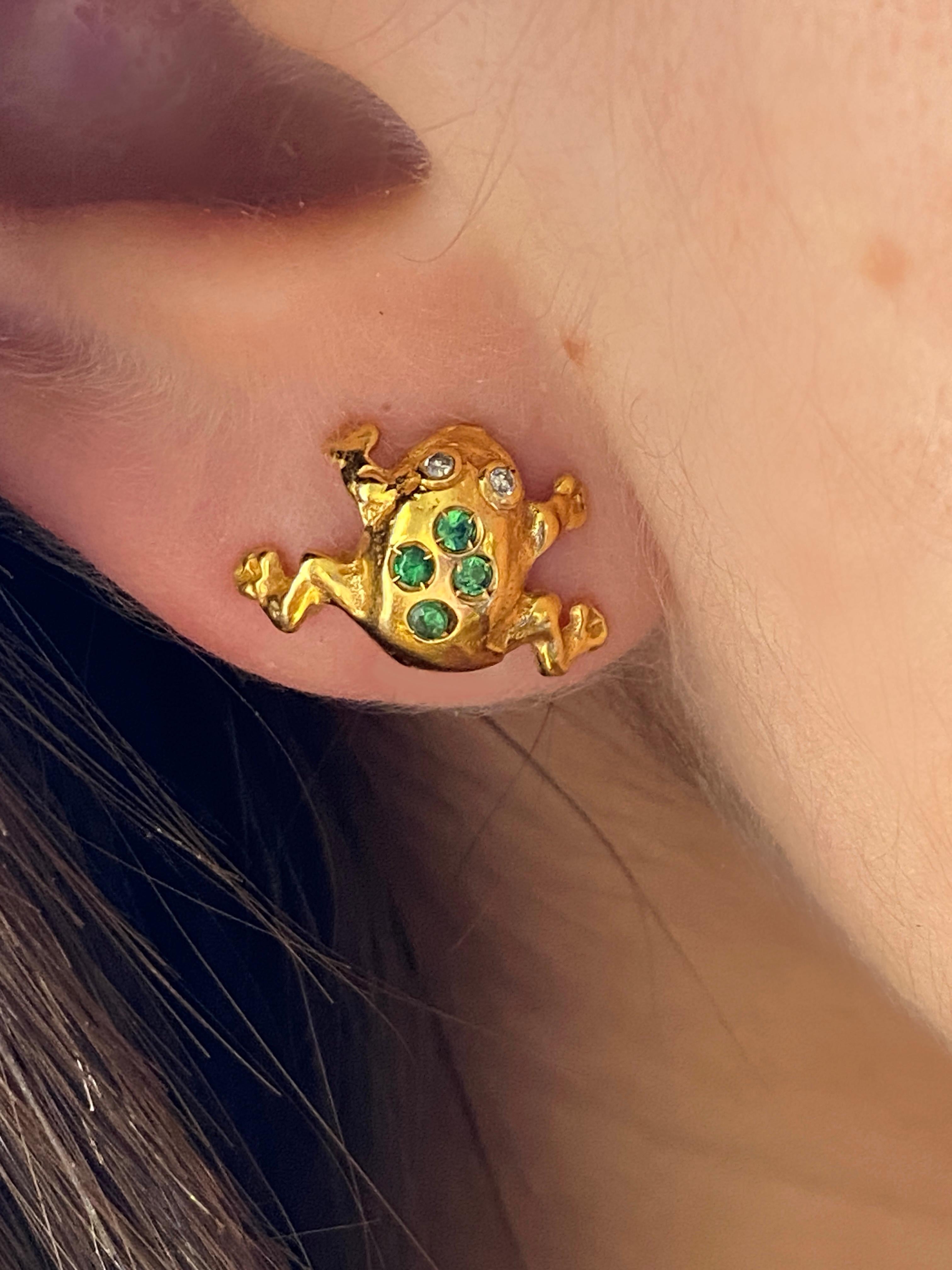 Green Emeralds Diamonds 18k Yellow Gold Handcrafted in Italy Frog Stud Earrings For Sale 1