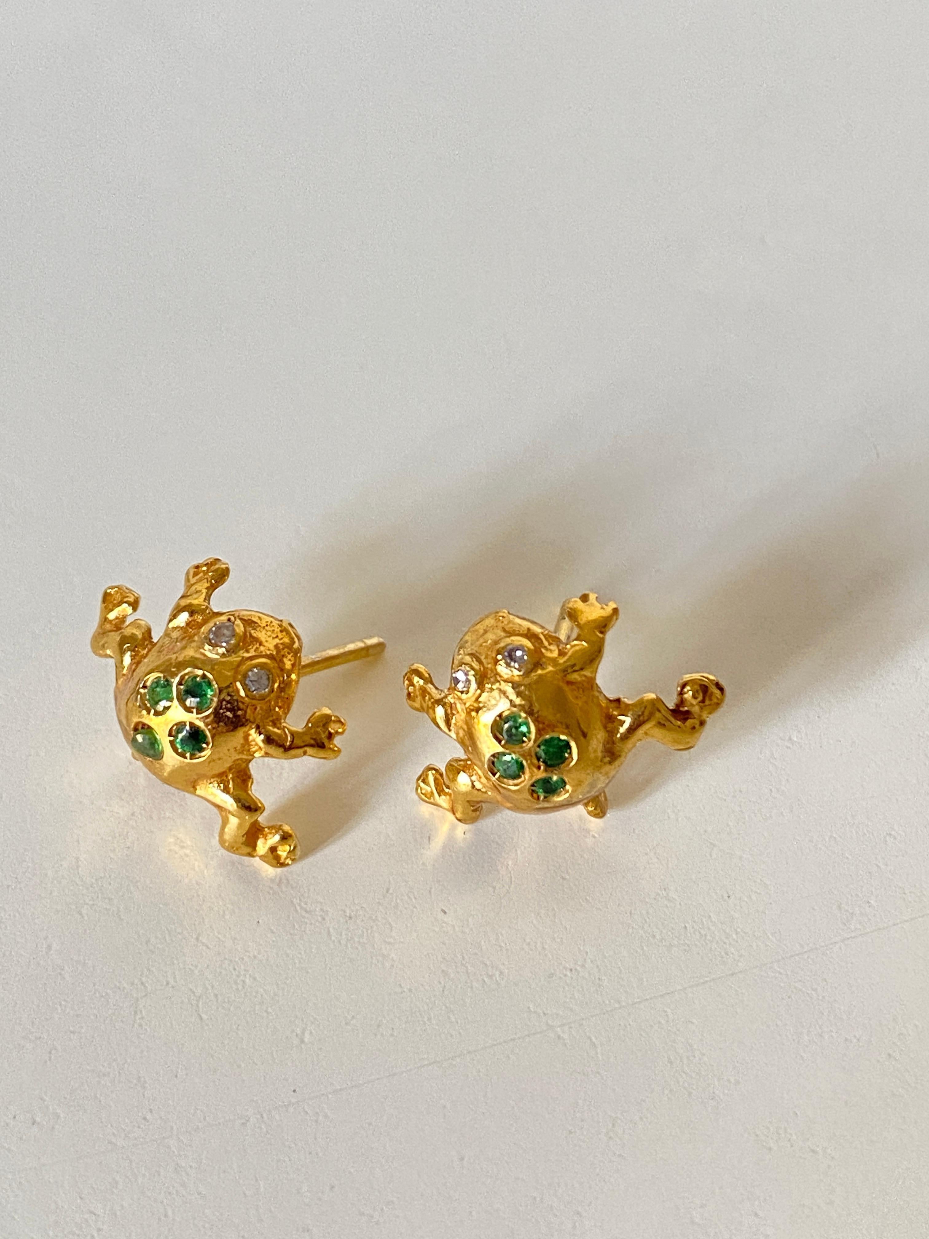 Grüne Smaragde und Diamanten 18k Gelbgold Handgefertigt in Italien Frosch-Ohrstecker im Angebot 4