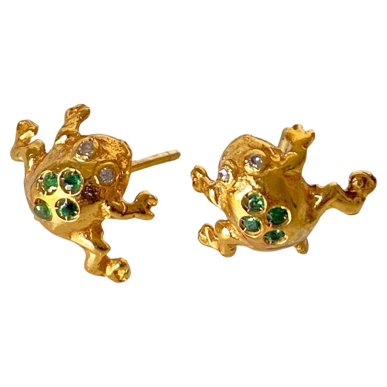 Green Emeralds Diamonds 18k Yellow Gold Handcrafted in Italy Frog Stud Earrings For Sale