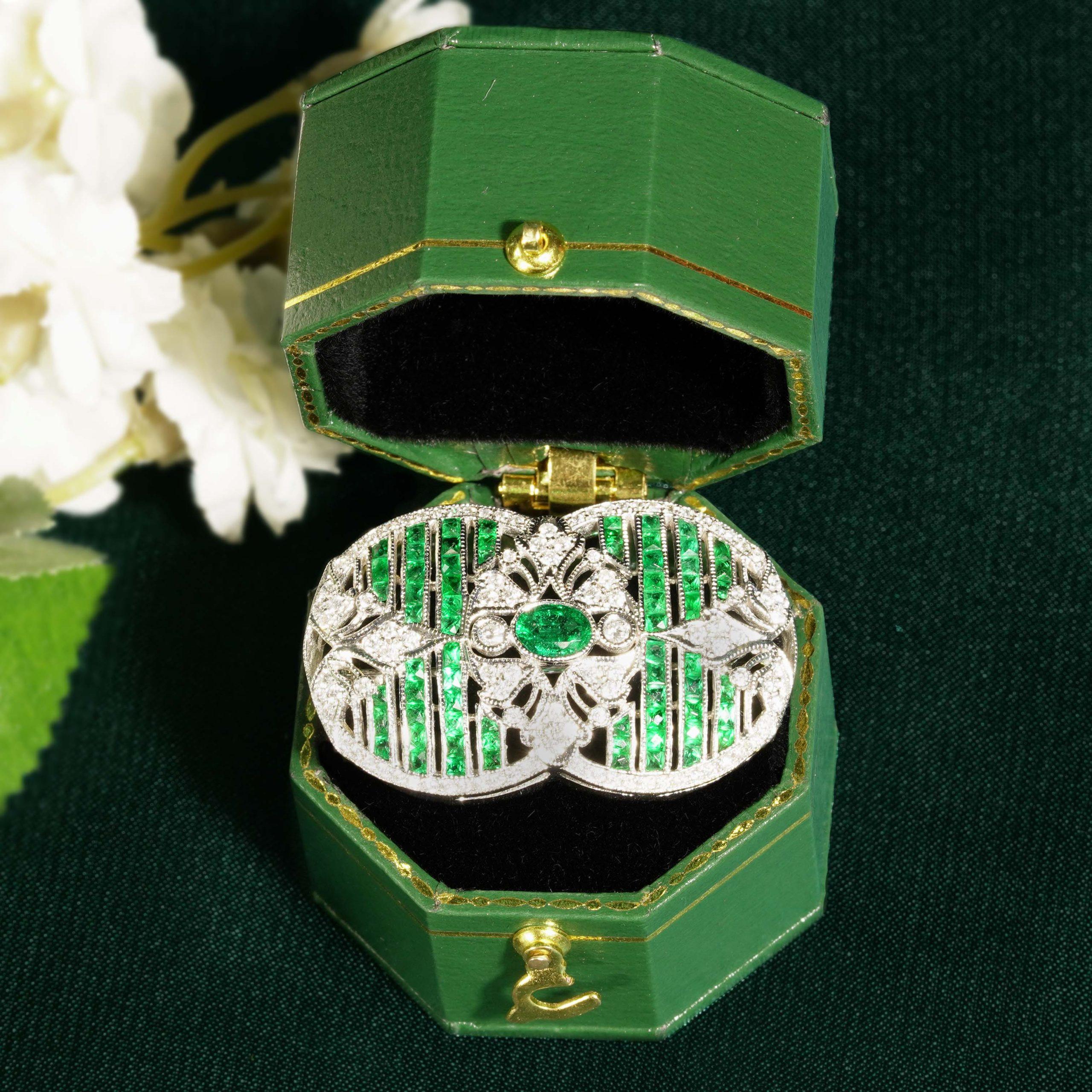 Green Emeralds & Diamonds Art Deco Inspired Style 18K White Gold Pin Brooch im Zustand „Neu“ im Angebot in Oakton, VA