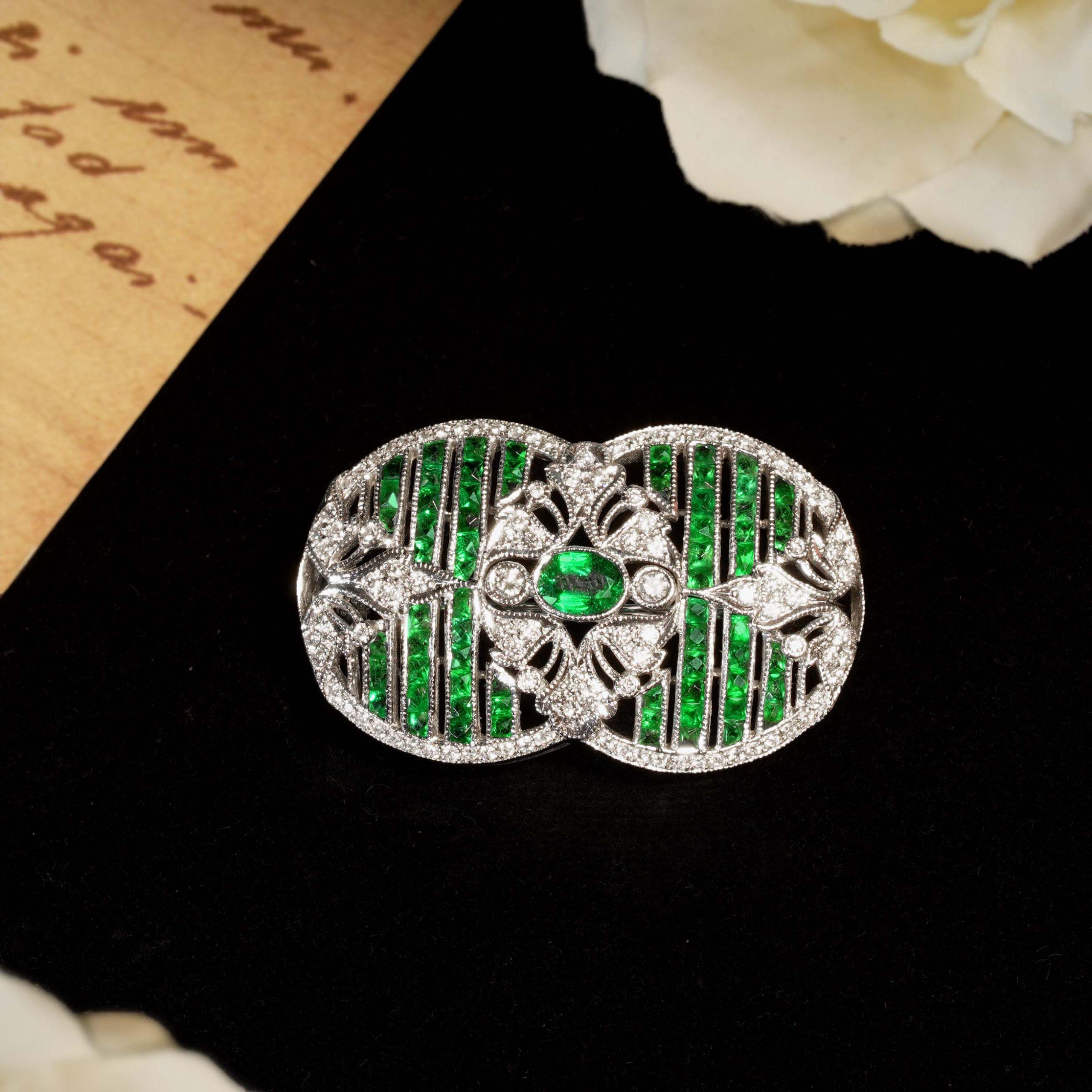 Green Emeralds & Diamonds Art Deco Inspired Style 18K White Gold Pin Brooch im Angebot 2