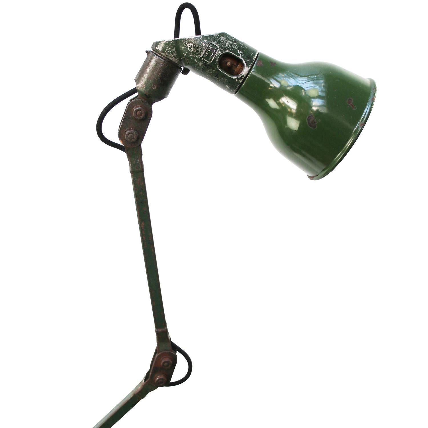 1930s Green enamel, cast iron industrial 2 arm machinist work light by MEK ELEK, UK
adjustable in height and angle
including plug and switch

Diameter base 13.5 cm

B22 bulb holder

Weight: 4.00 kg / 8.8 lb

Priced per individual item. All