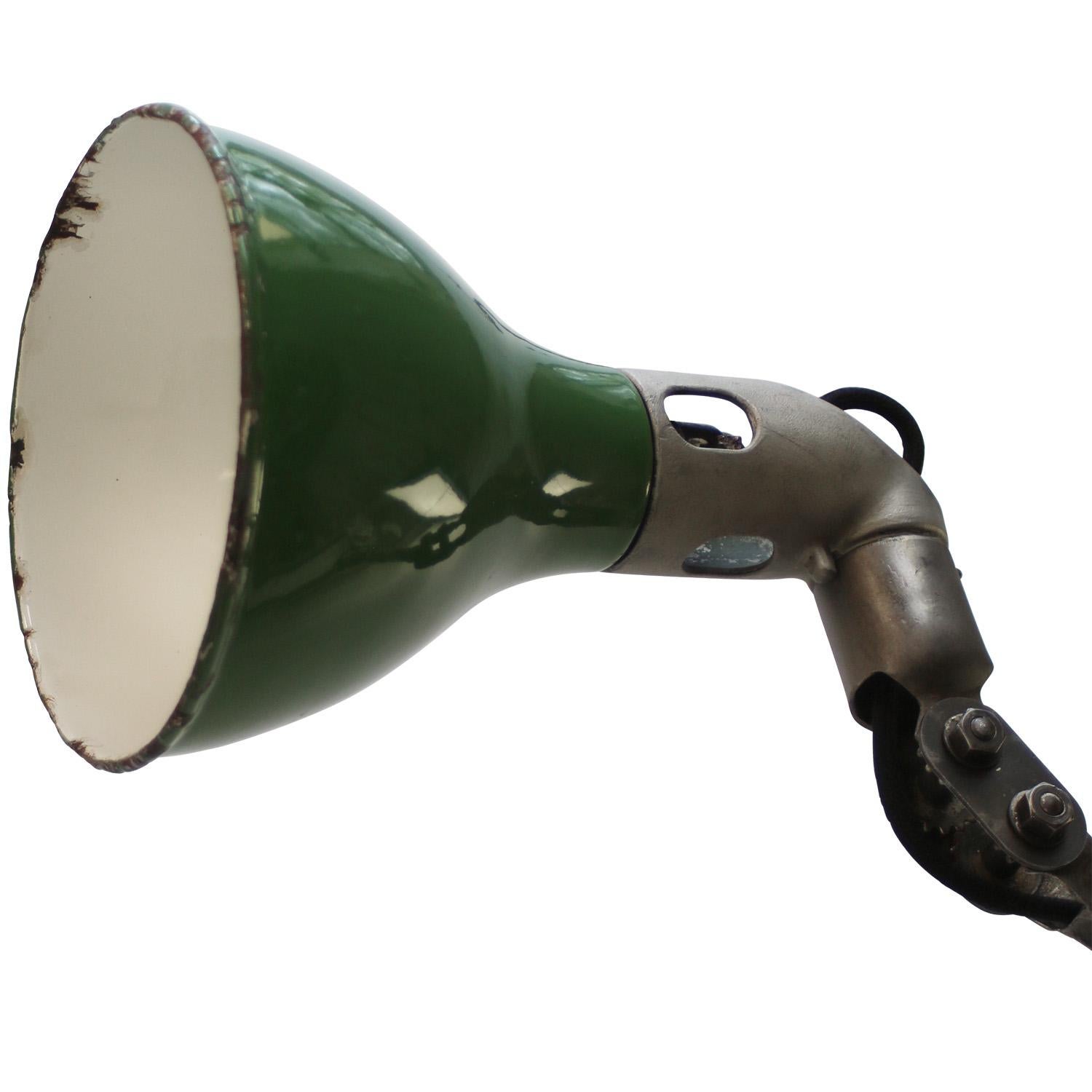 1930s Lampe de travail industrielle à 3 bras en fonte et émail vert par MEK ELEK, UK
Réglable en hauteur et en inclinaison
y compris la prise et l'interrupteur.

Diamètre de la base 13,5 cm

Support d'ampoule B22

Poids : 4,20 kg / 9,3