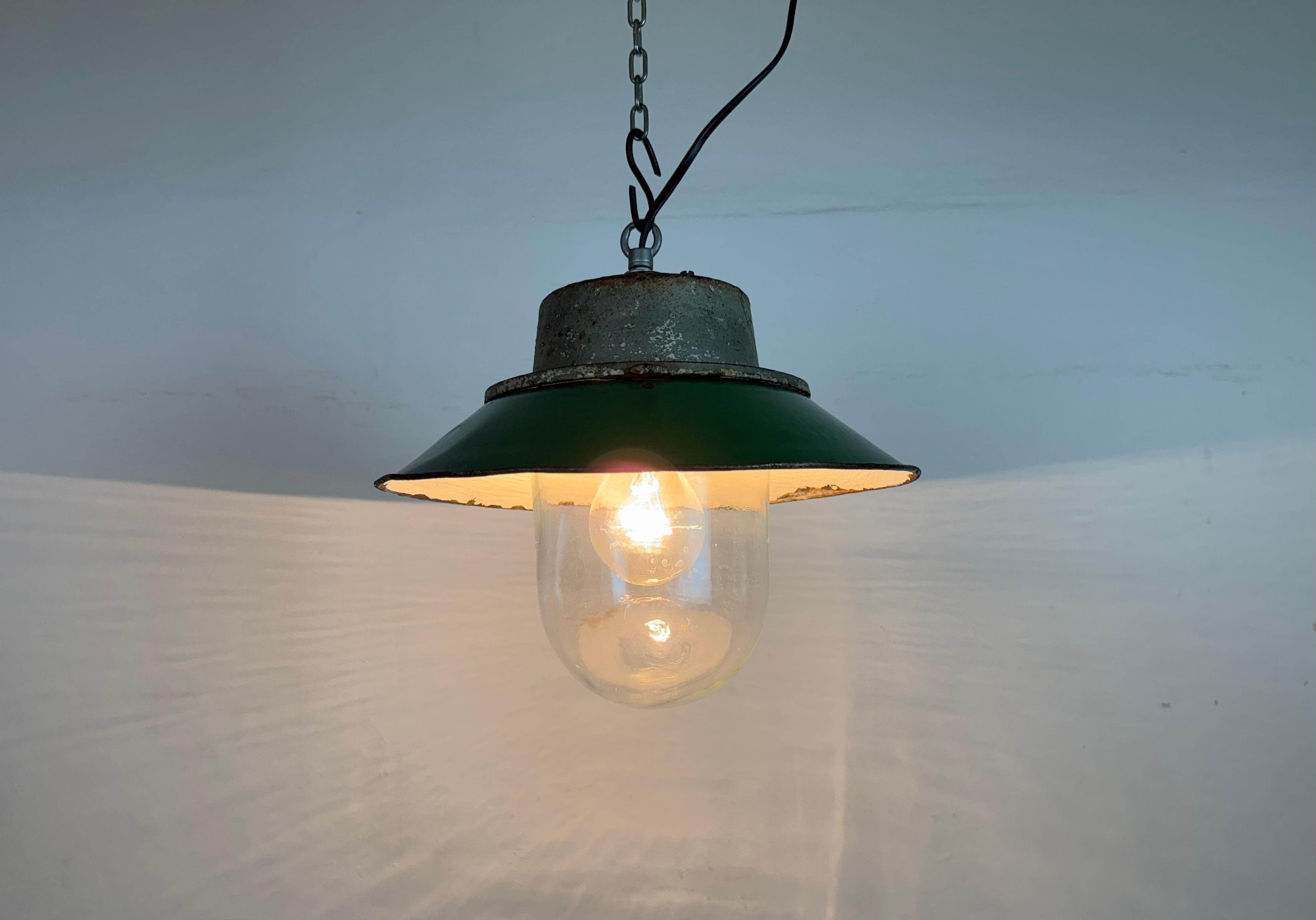Lámpara colgante industrial de hierro fundido y esmalte verde, años 60 en venta 2