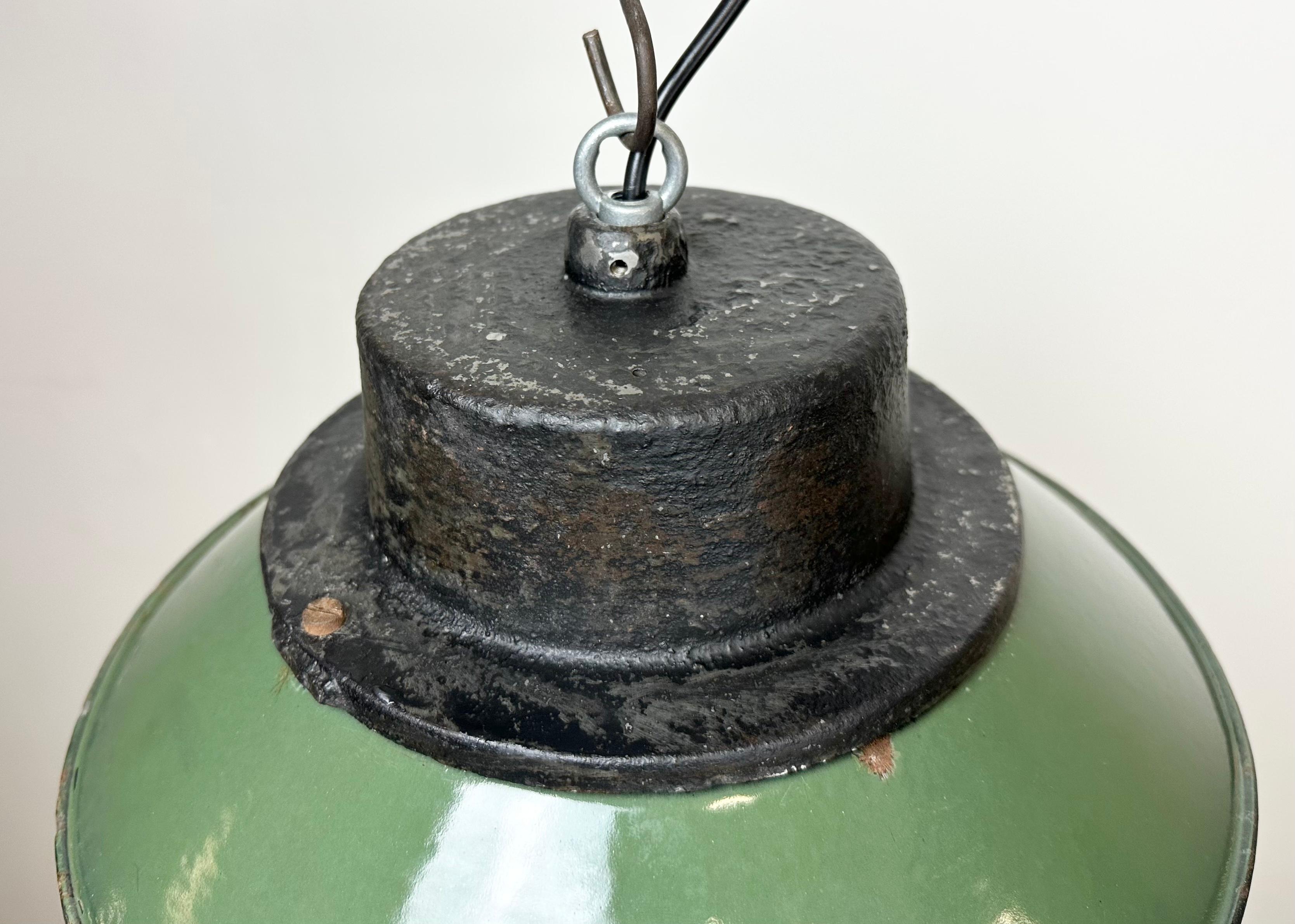 Lampe à suspension industrielle en émail vert et fonte, années 1960 en vente 3