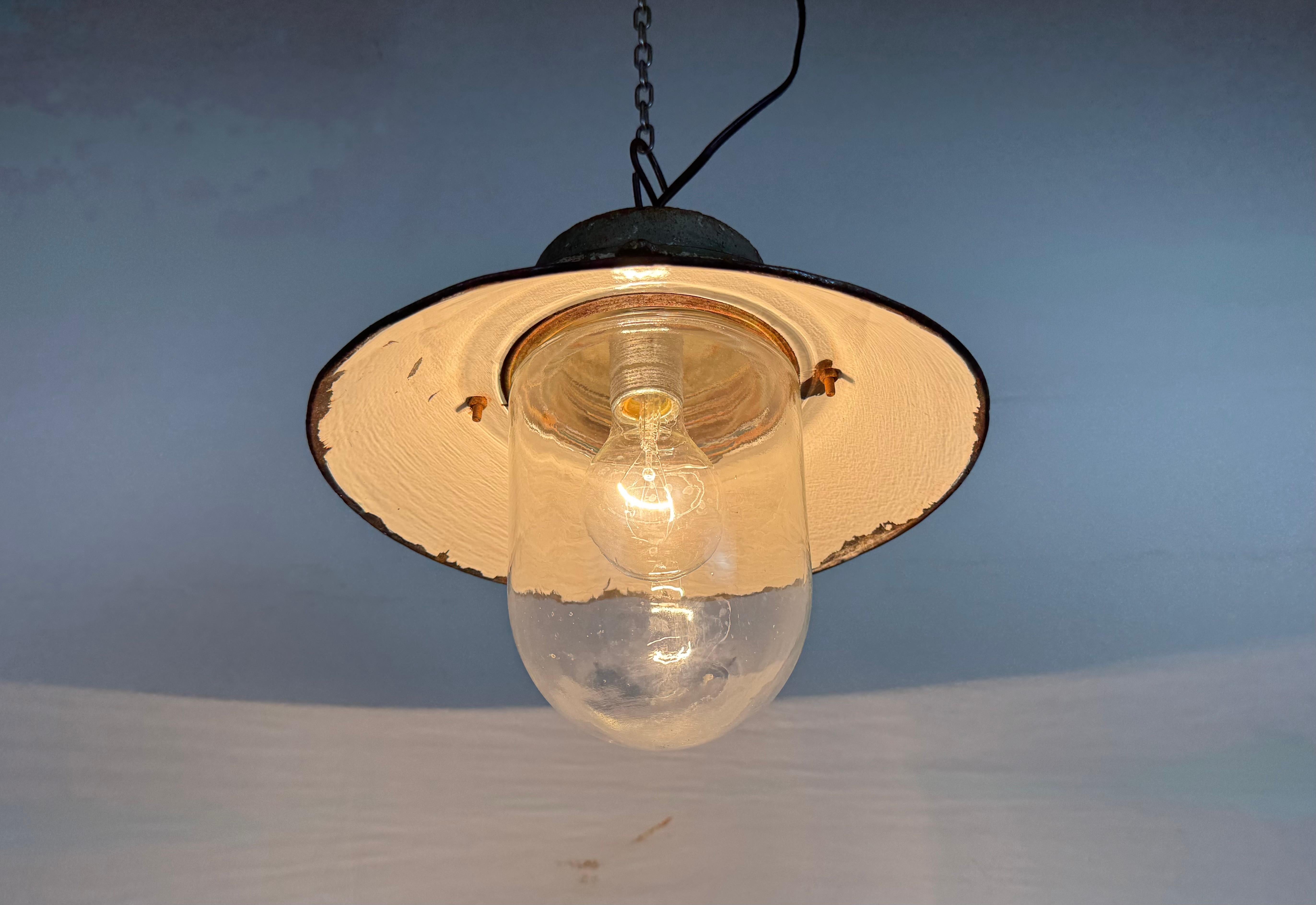 Lámpara colgante industrial de hierro fundido y esmalte verde, años 60 en venta 3
