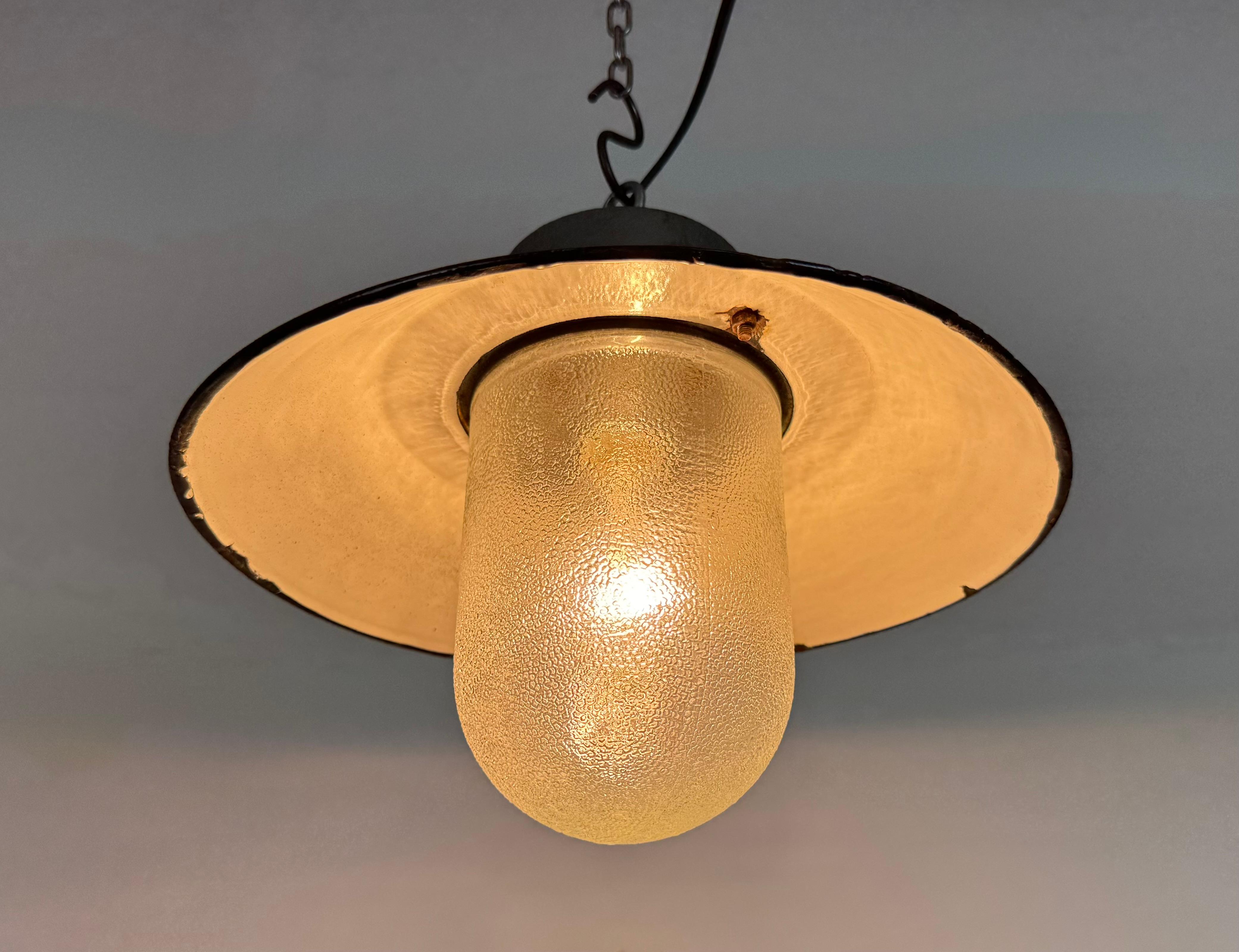 Lámpara colgante industrial de hierro fundido y esmalte verde, años 60 en venta 3