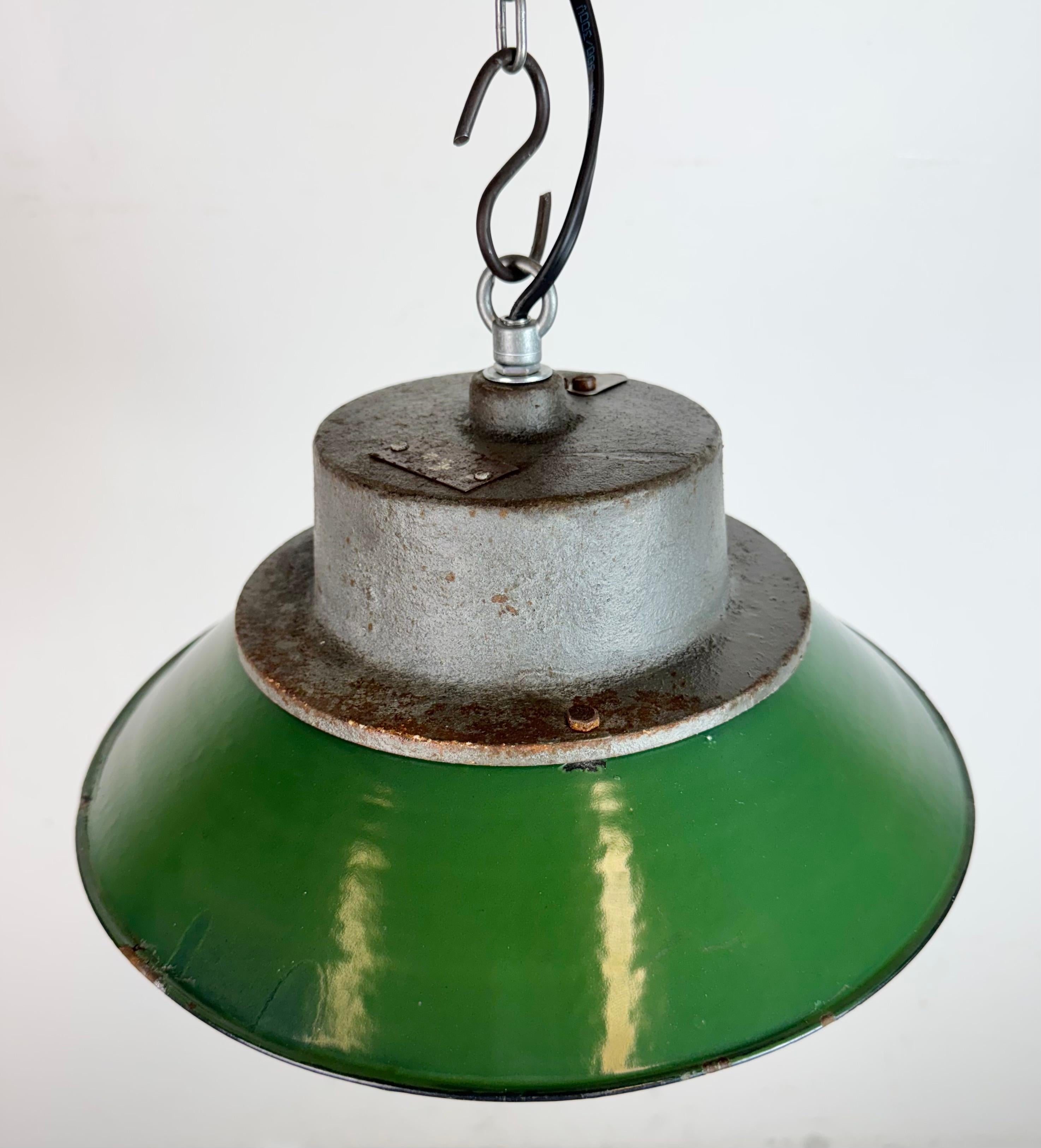 Lámpara colgante industrial de hierro fundido y esmalte verde, años 60 en venta 3
