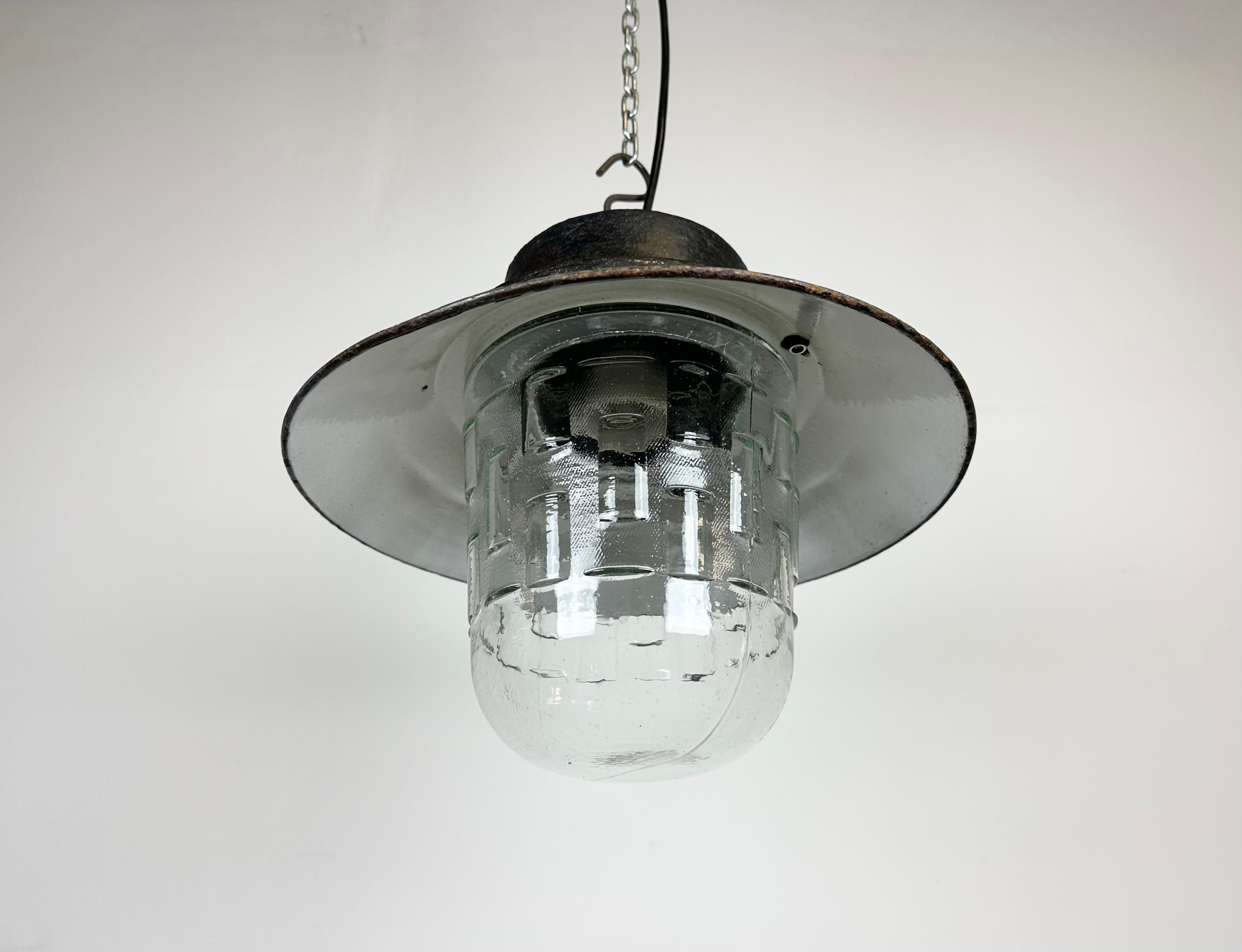 Lampe à suspension industrielle en émail vert et fonte, années 1960 en vente 4