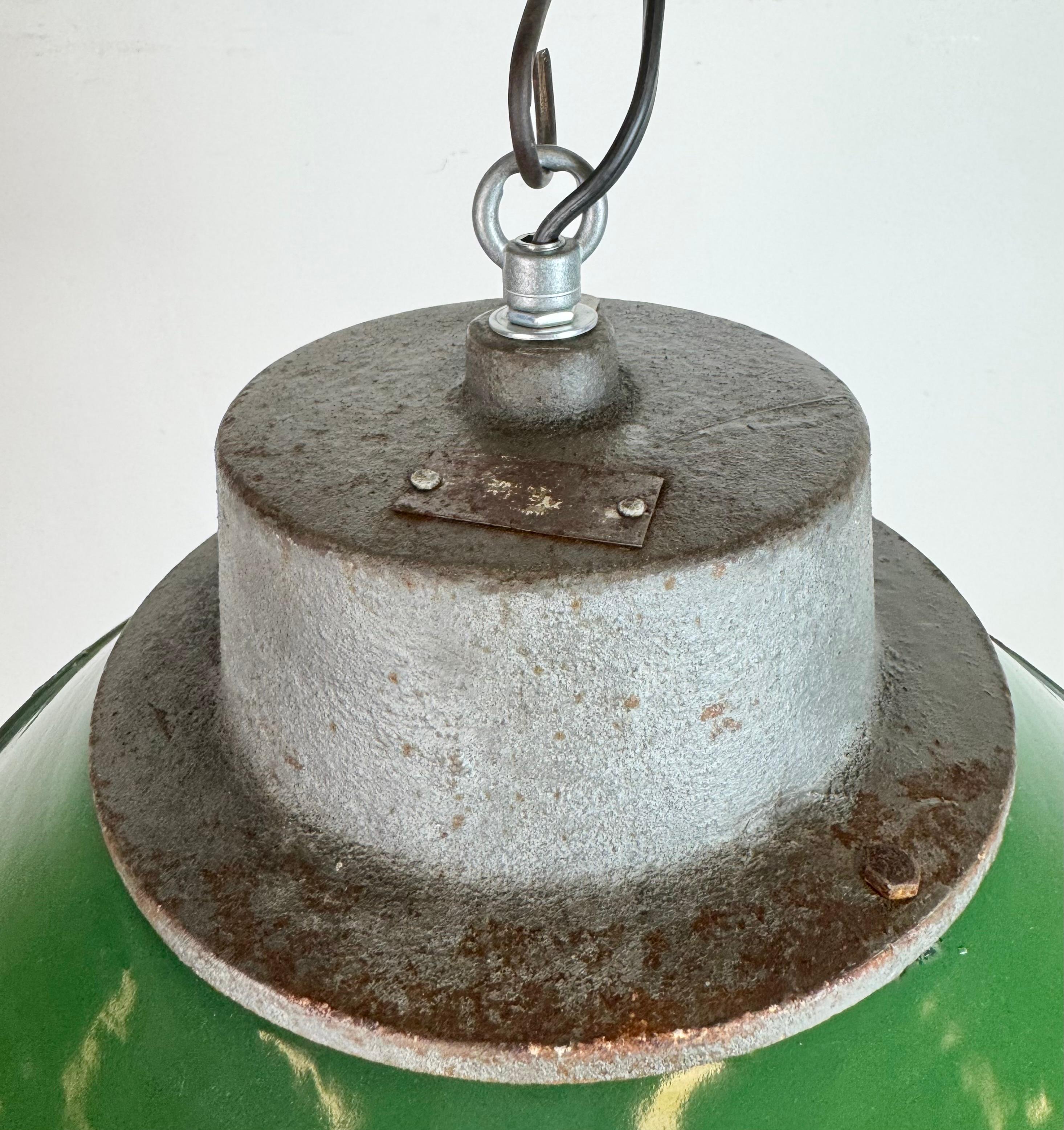 Lámpara colgante industrial de hierro fundido y esmalte verde, años 60 en venta 4