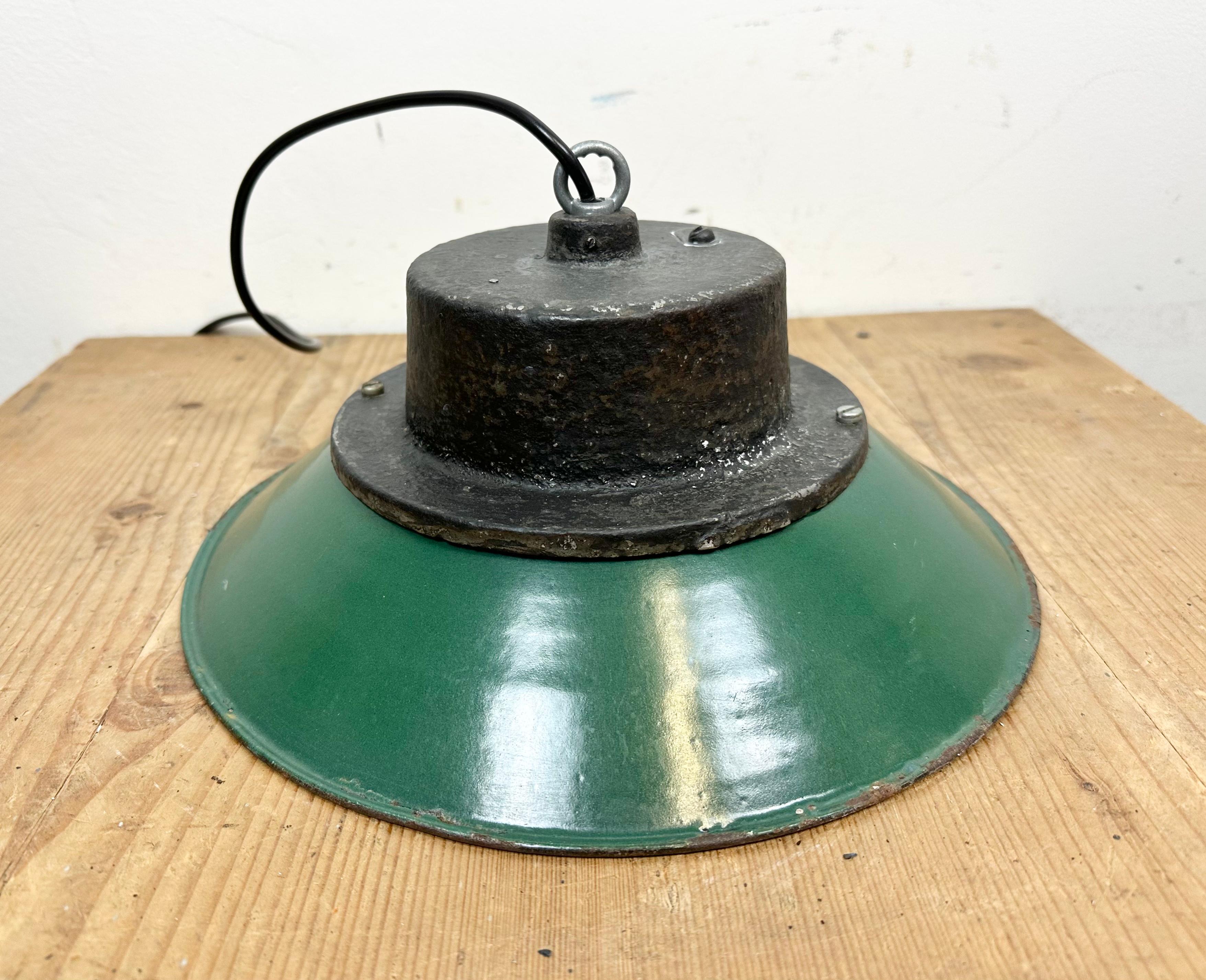 Lampe à suspension industrielle en émail vert et fonte, années 1960 en vente 5