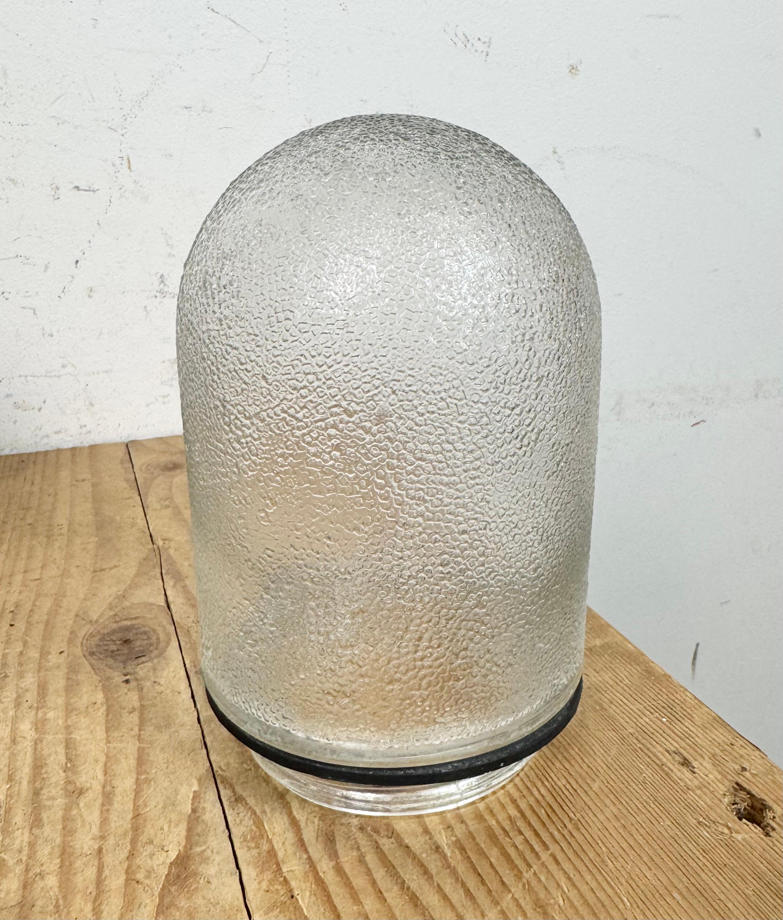 Lámpara colgante industrial de hierro fundido y esmalte verde, años 60 en venta 5