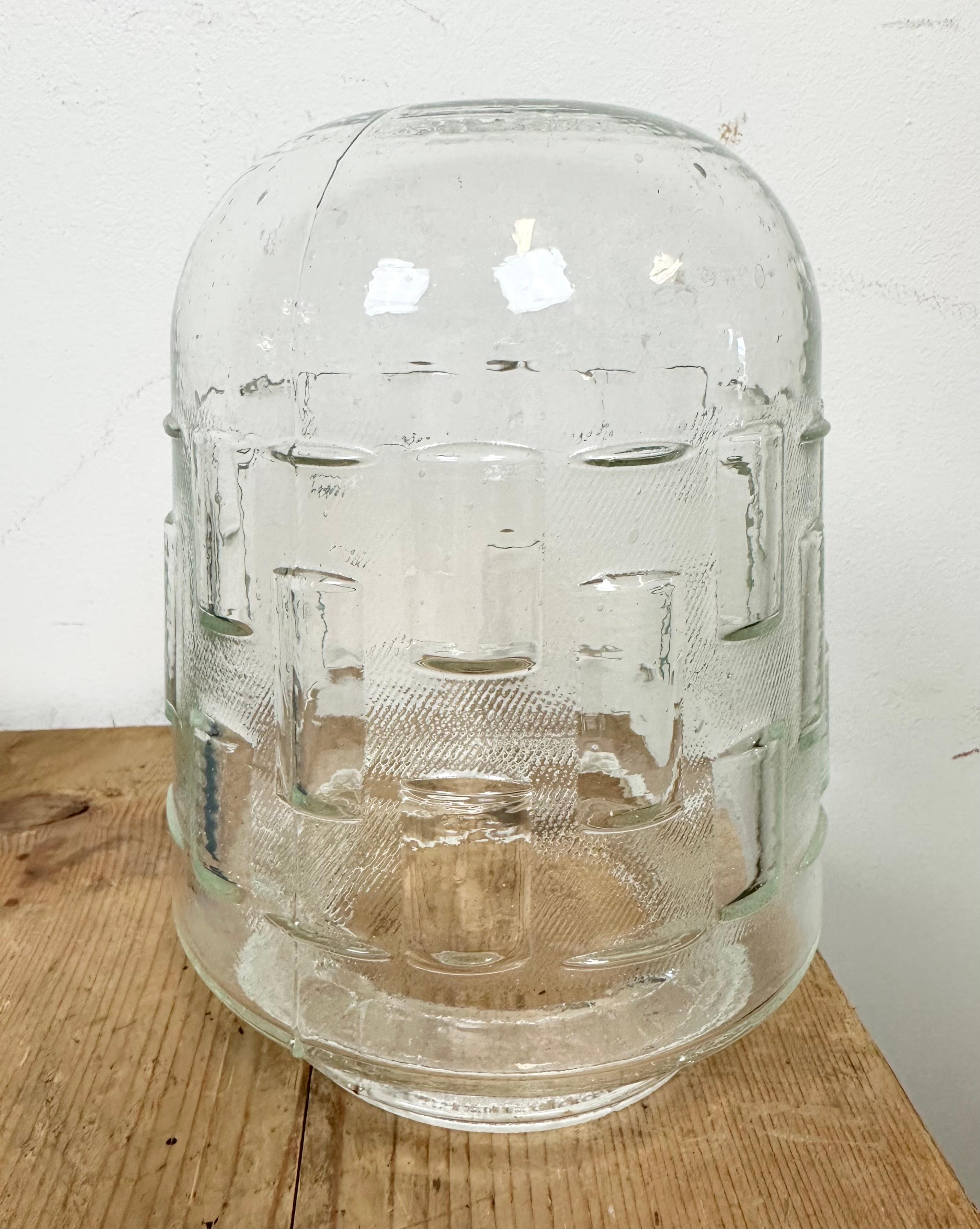 Lampe à suspension industrielle en émail vert et fonte, années 1960 en vente 6