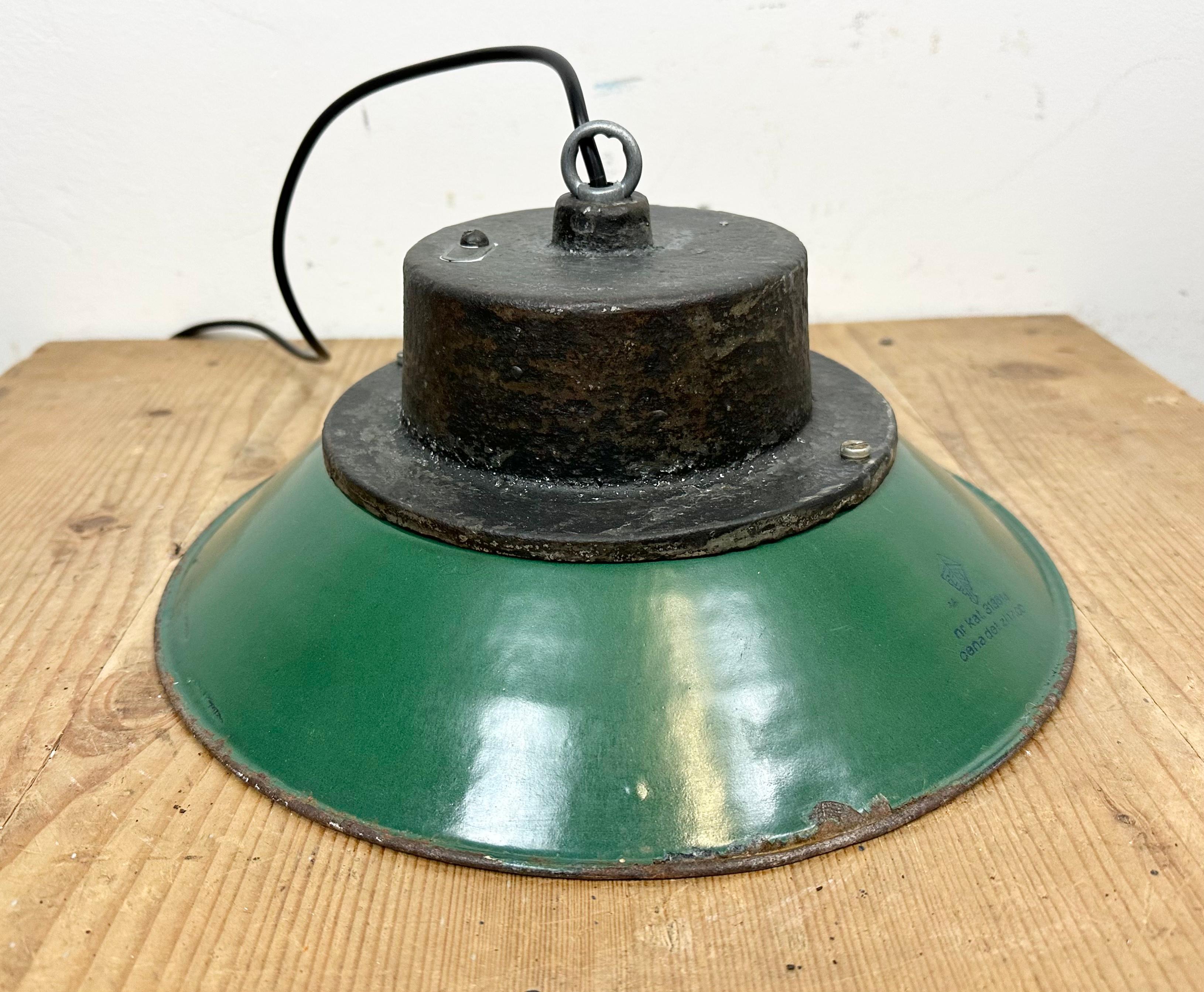 Lampe à suspension industrielle en émail vert et fonte, années 1960 en vente 6