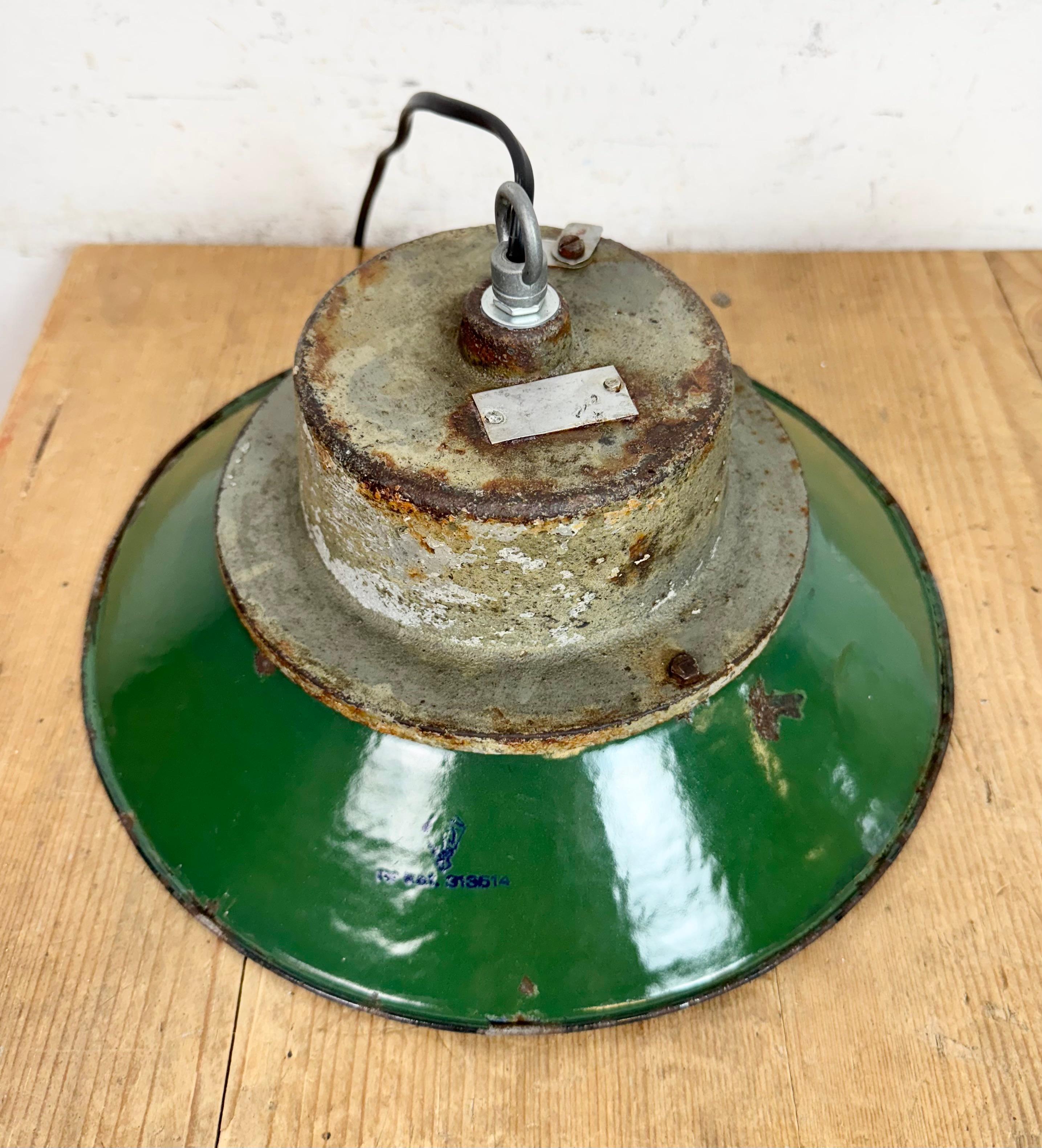 Lámpara colgante industrial de hierro fundido y esmalte verde, años 60 en venta 6