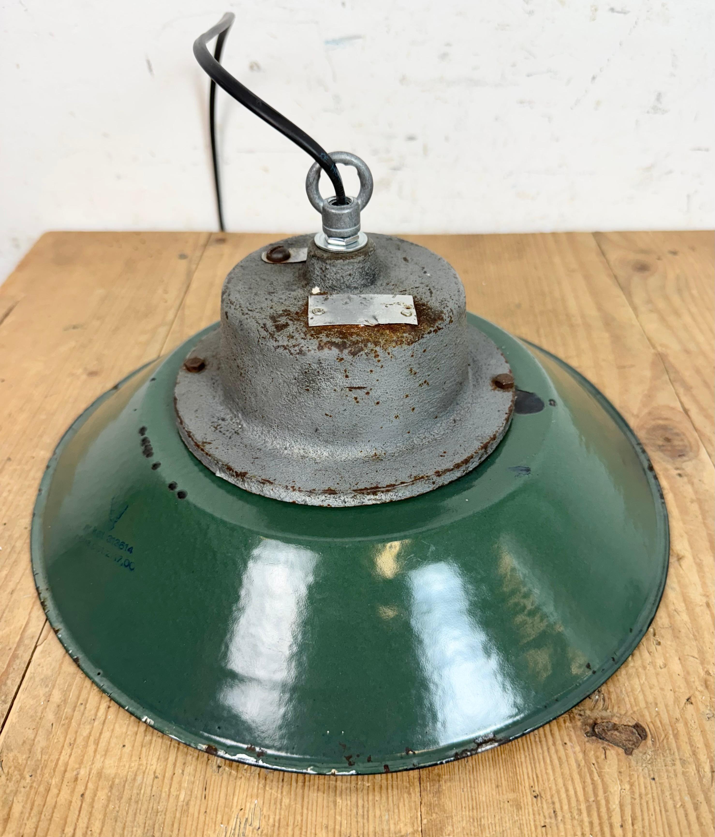 Lámpara colgante industrial de hierro fundido y esmalte verde, años 60 en venta 6