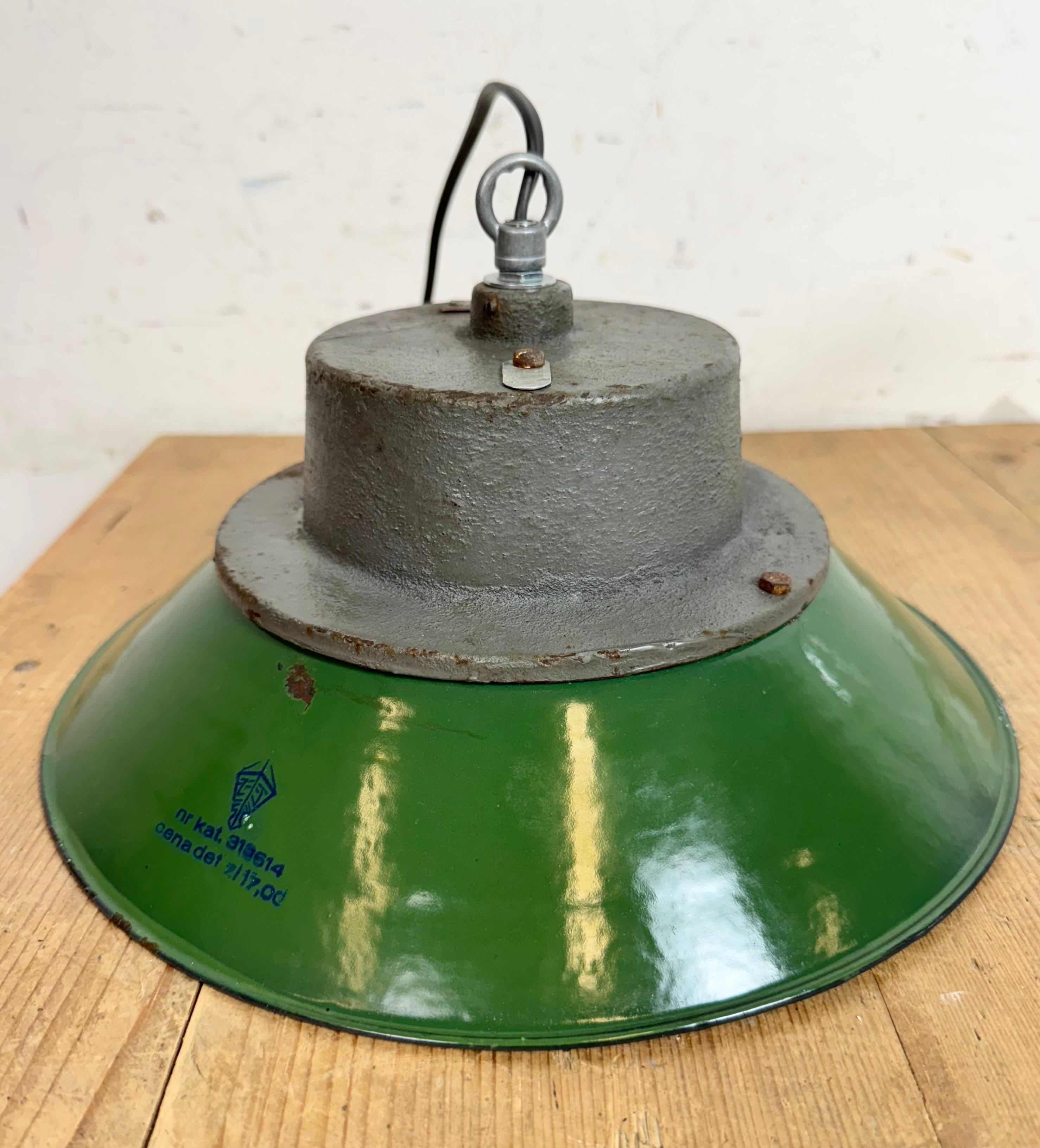 Lámpara colgante industrial de hierro fundido y esmalte verde, años 60 en venta 6
