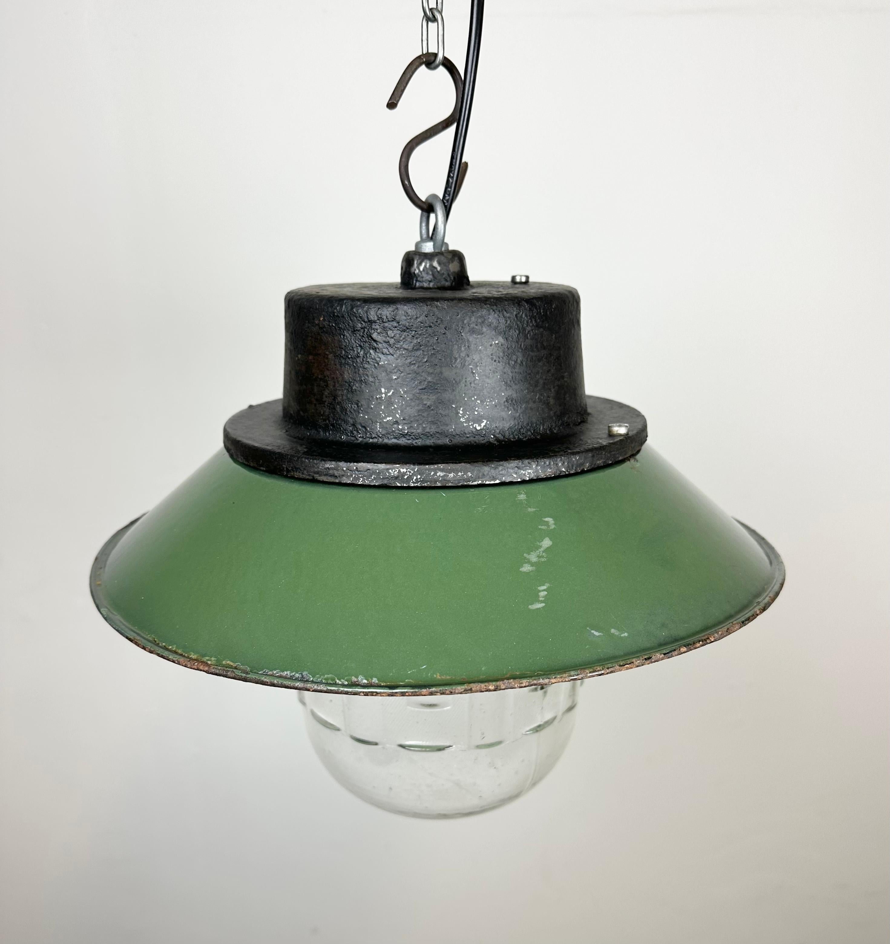 Lampe à suspension industrielle en émail vert et fonte, années 1960 en vente 7