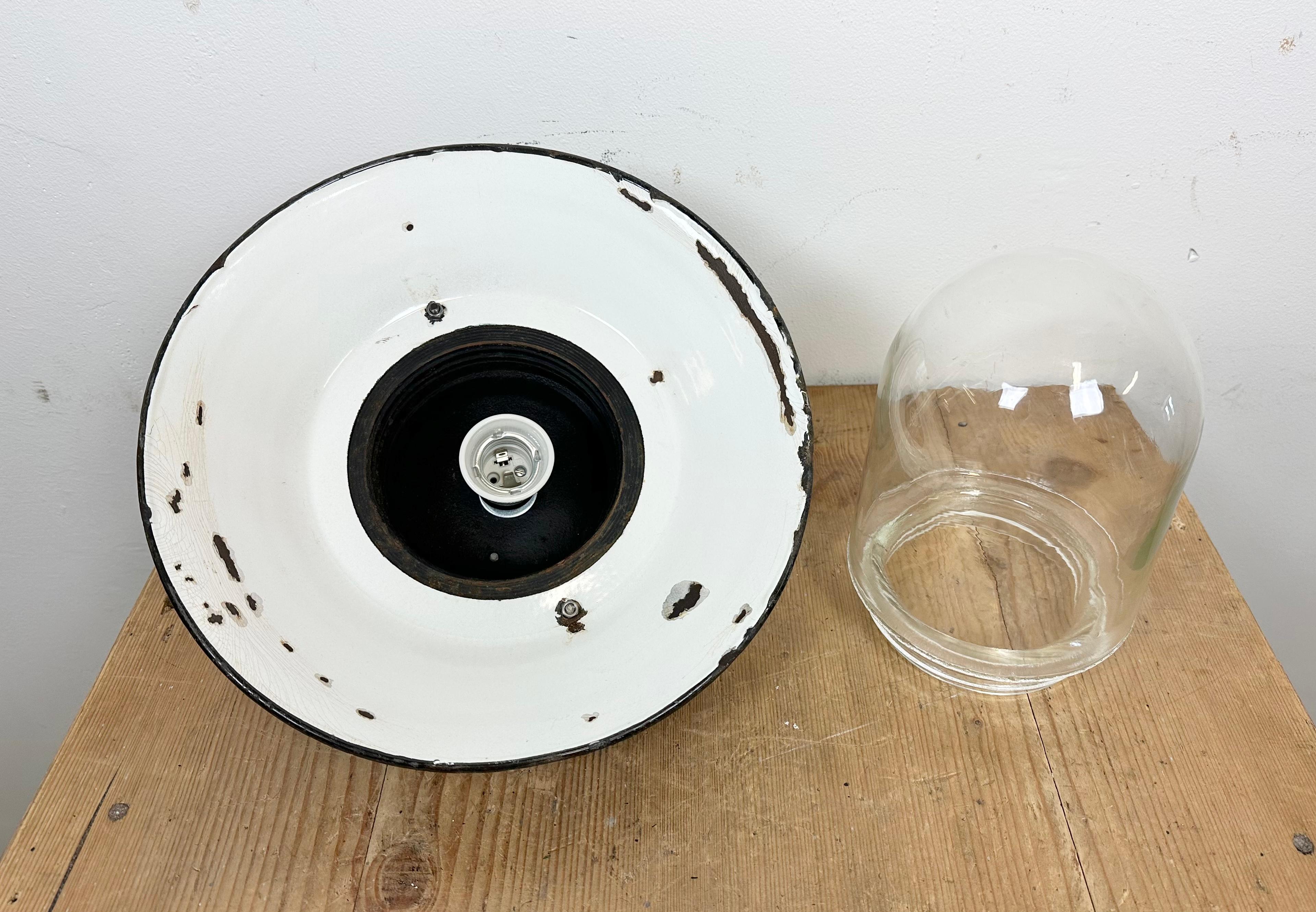 Lampe à suspension industrielle en émail vert et fonte, années 1960 7