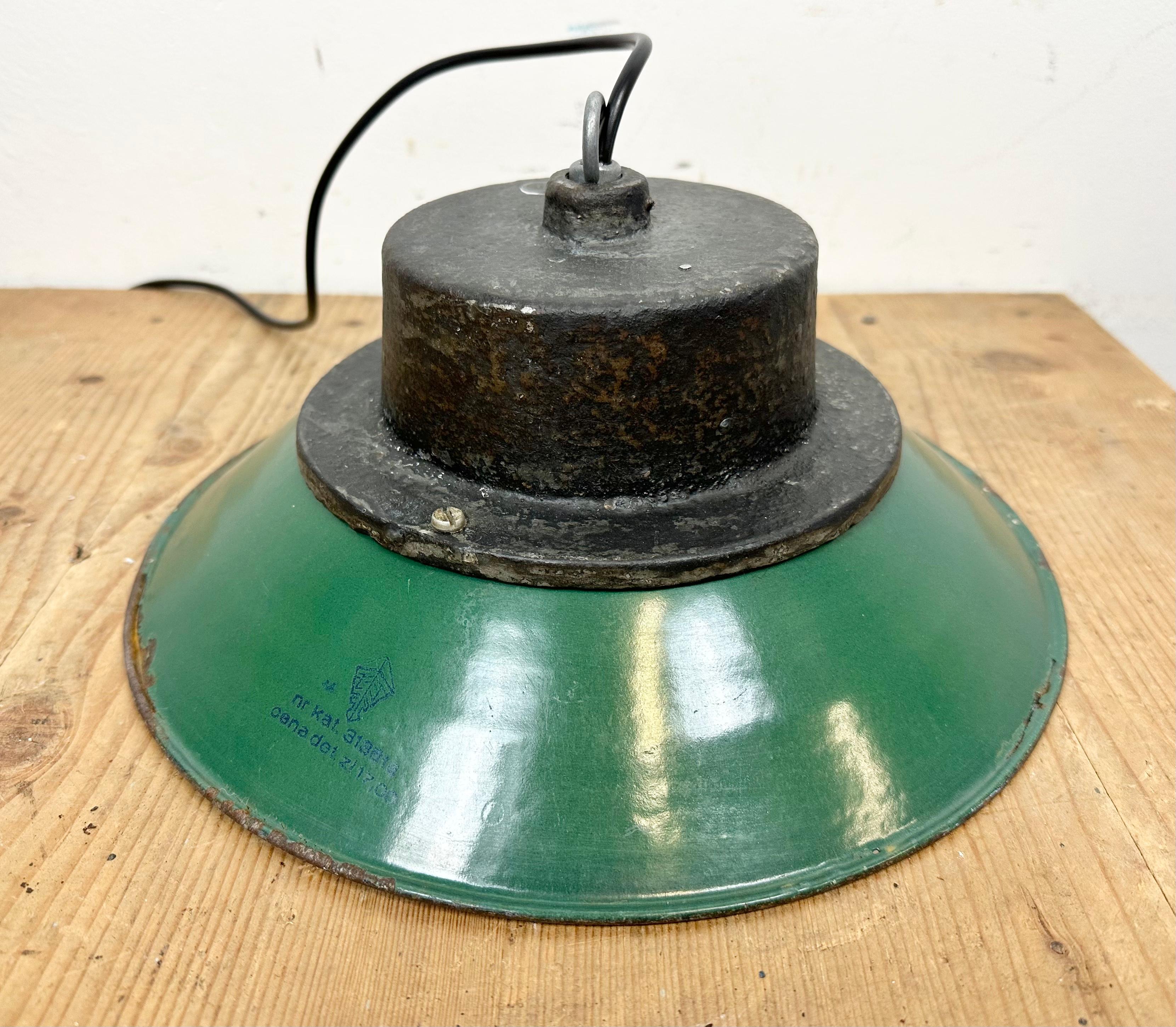 Lampe à suspension industrielle en émail vert et fonte, années 1960 en vente 7