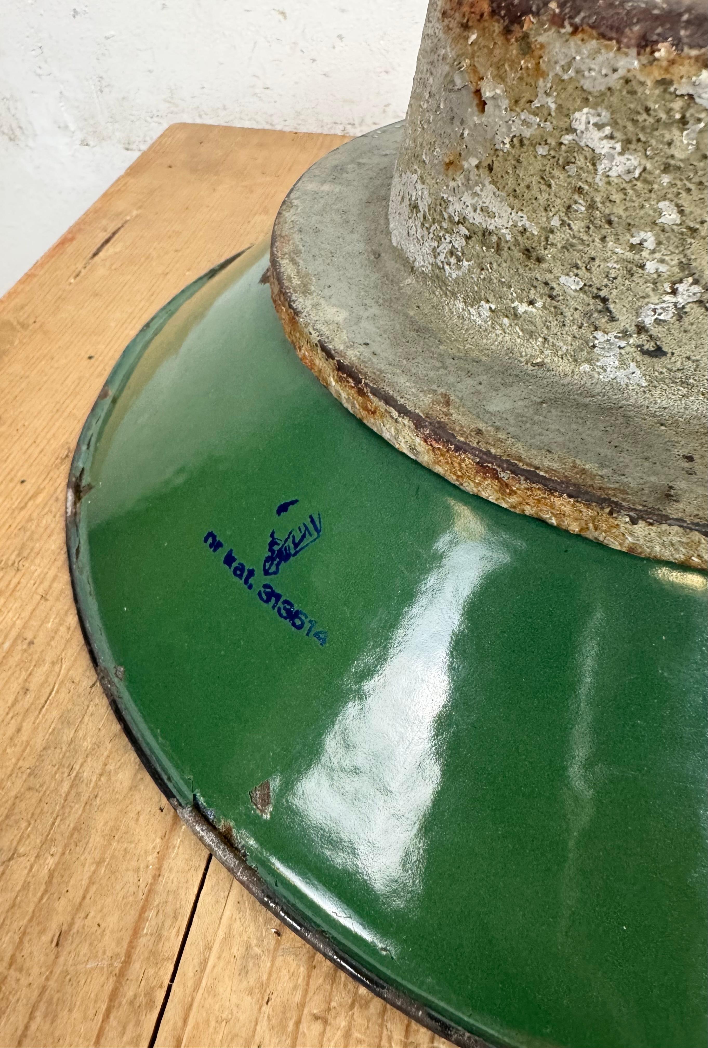 Lámpara colgante industrial de hierro fundido y esmalte verde, años 60 en venta 7
