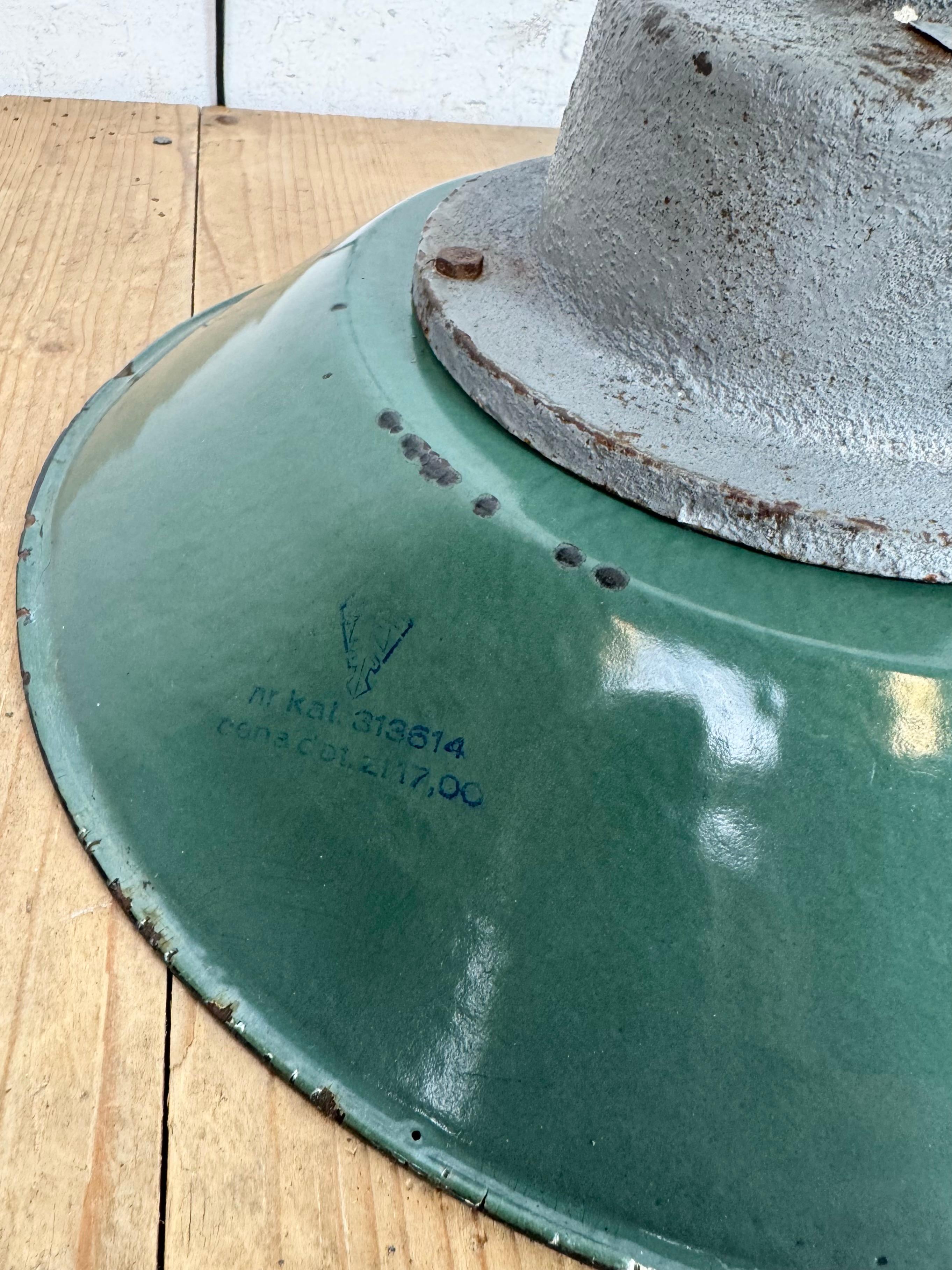 Lámpara colgante industrial de hierro fundido y esmalte verde, años 60 en venta 7