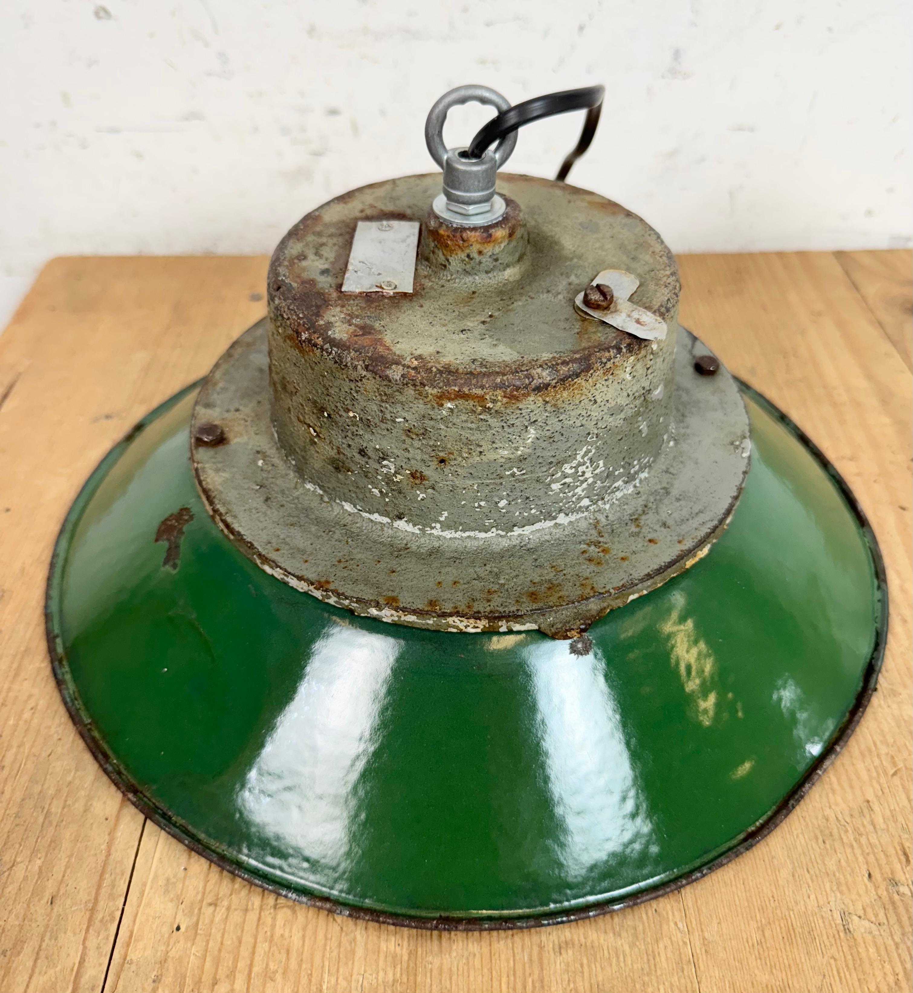Lámpara colgante industrial de hierro fundido y esmalte verde, años 60 en venta 8