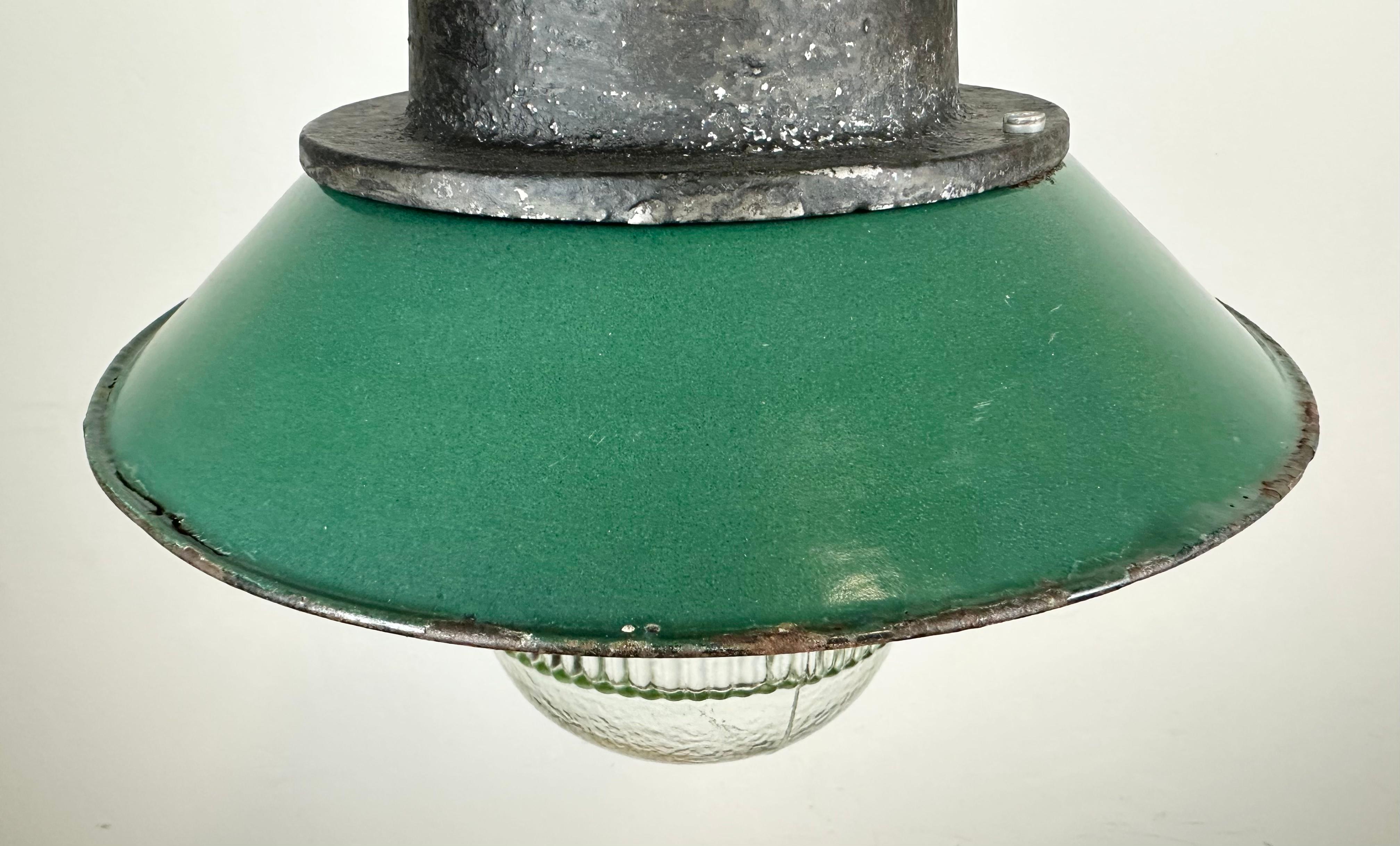 Lampe à suspension industrielle en émail vert et fonte, années 1960 en vente 9